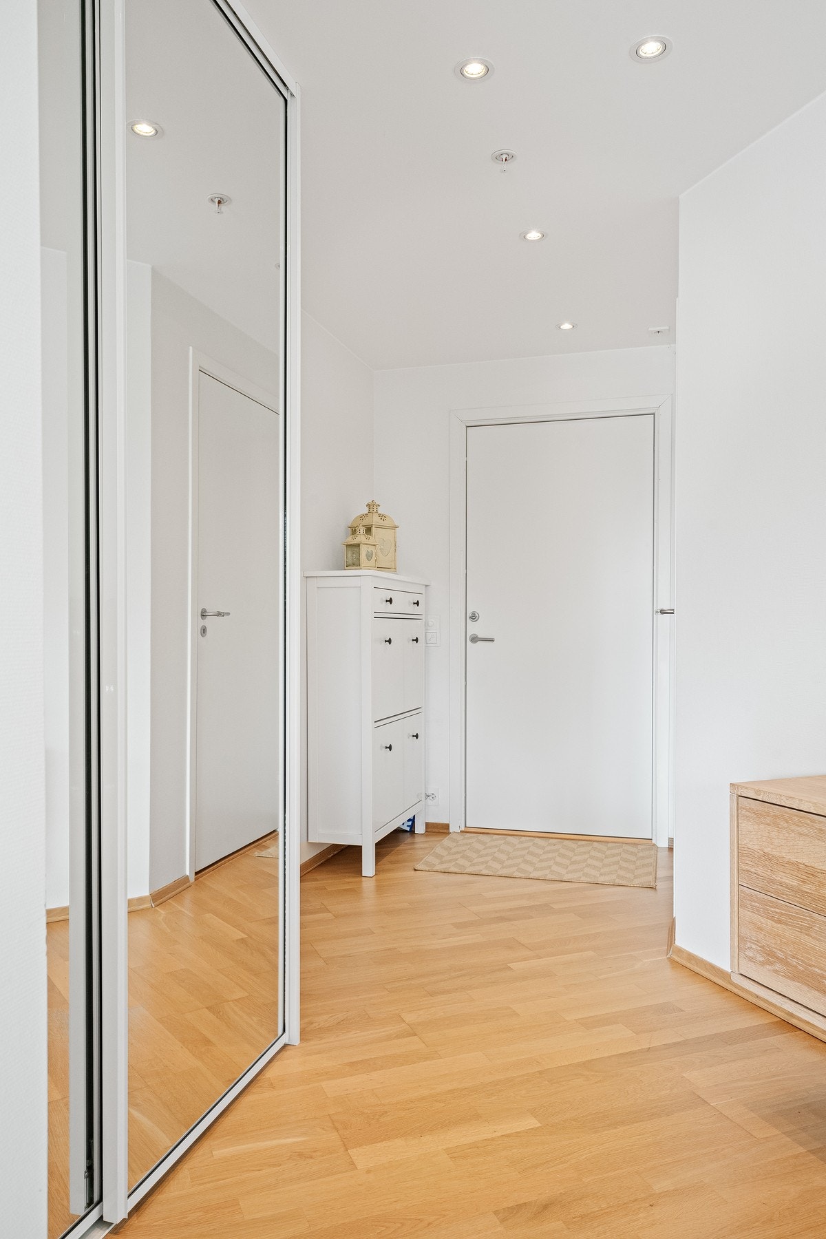 Gode lagringsmuligheter i skyvedørsgarderobe. Galleribilde