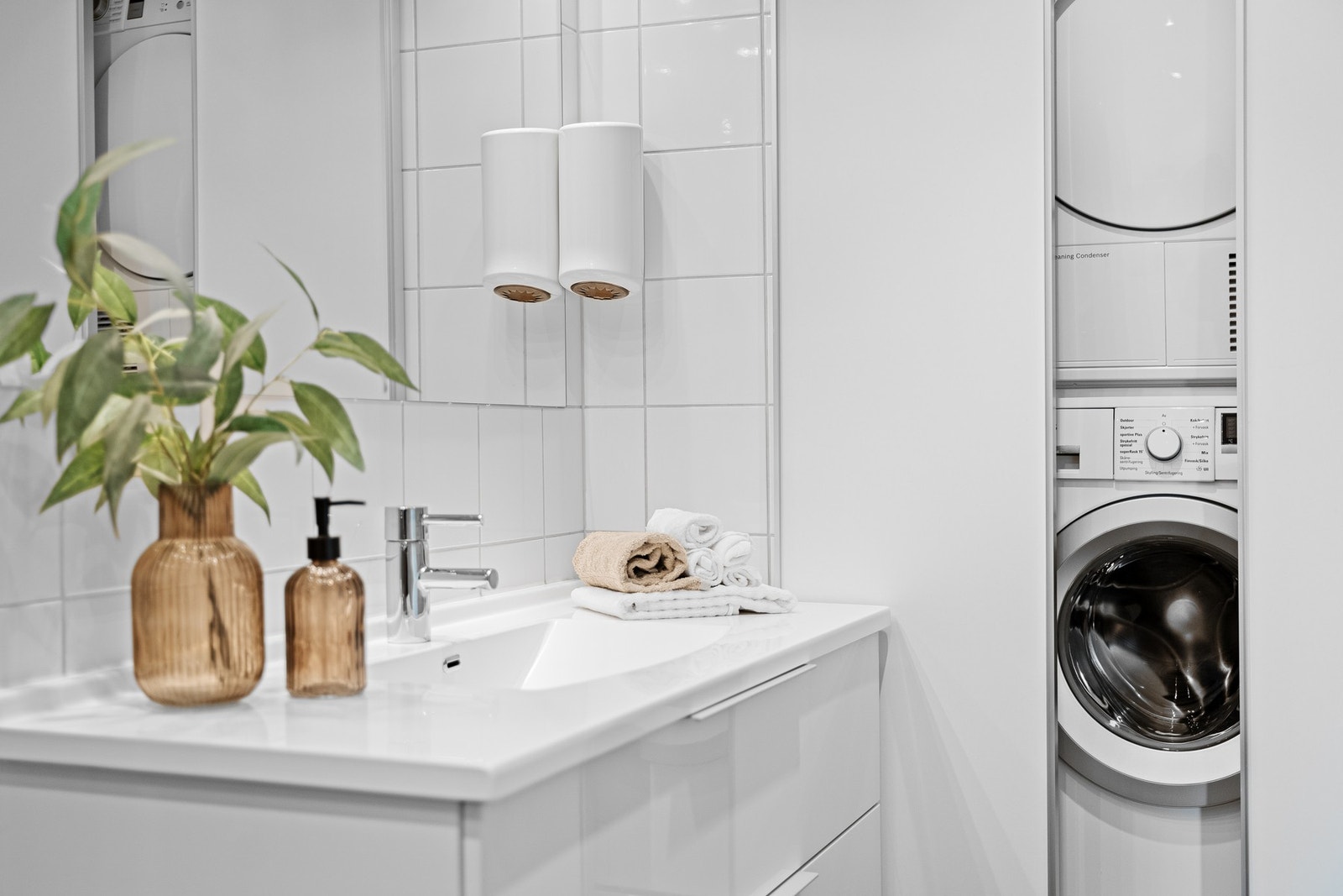 Praktisk nisje for vaskemaskin og tørketrommel. Galleribilde