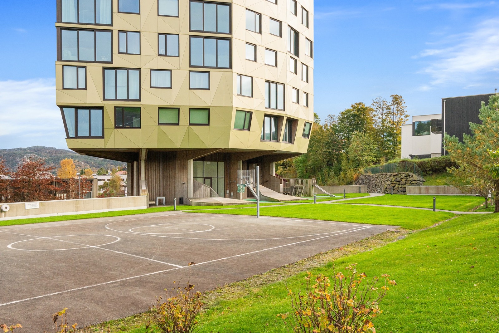 Parkeringsplass i lukket anlegg, med mulighet for lader. Galleribilde