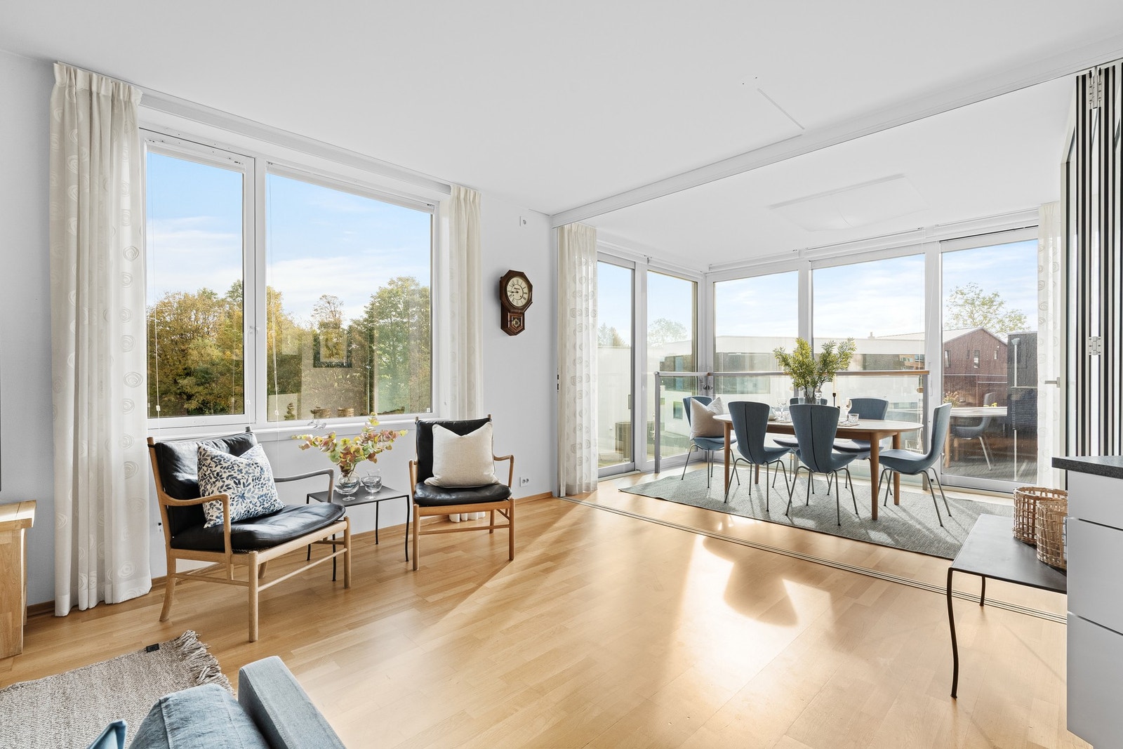 Stuen er utstyrt med en hagestue med foldedører. Galleribilde