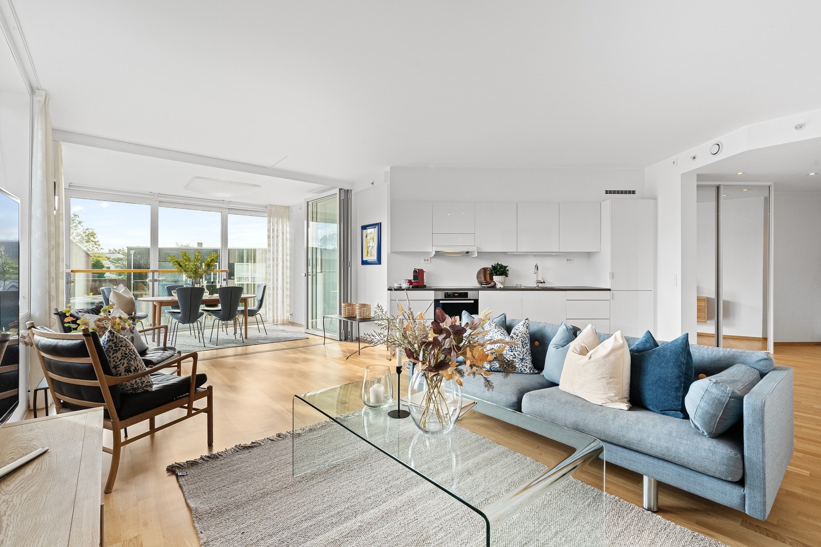 Vi kan nå tilby en lys, lekker og innbydende hjørneleilighet beliggende i byggets 3. etasje. Galleribilde