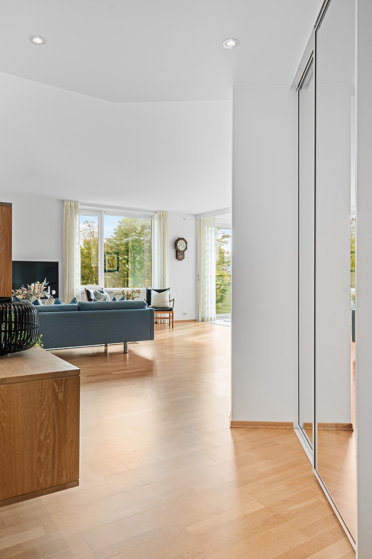 Innbydende inngangsparti. Trappefri adkomst via heis Galleribilde