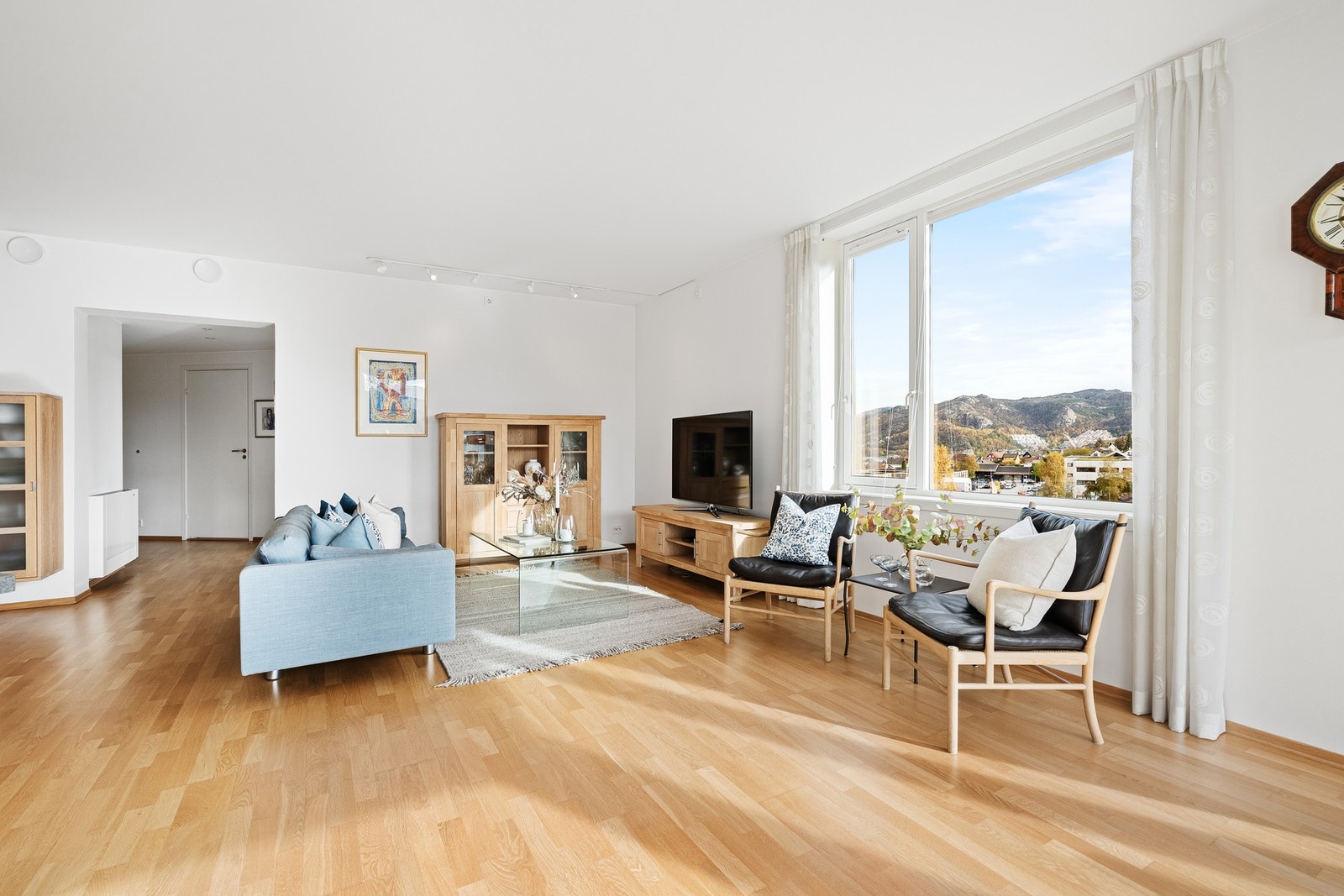 Store vindusflatene slipper inn rikelig med naturlig lys. Galleribilde