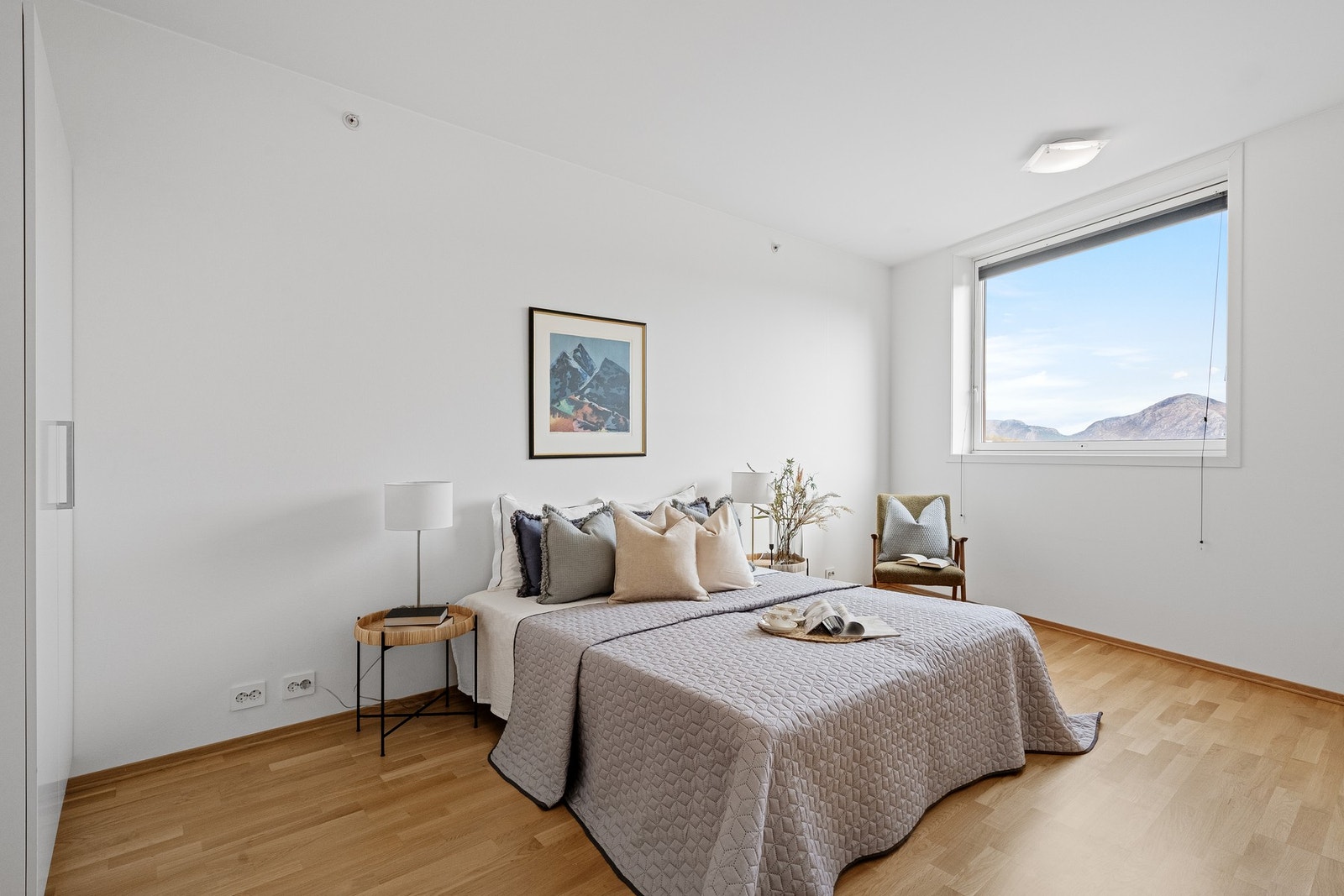 Kan enkelt innredes med dobbelseng, nattbord og garderobe. Galleribilde