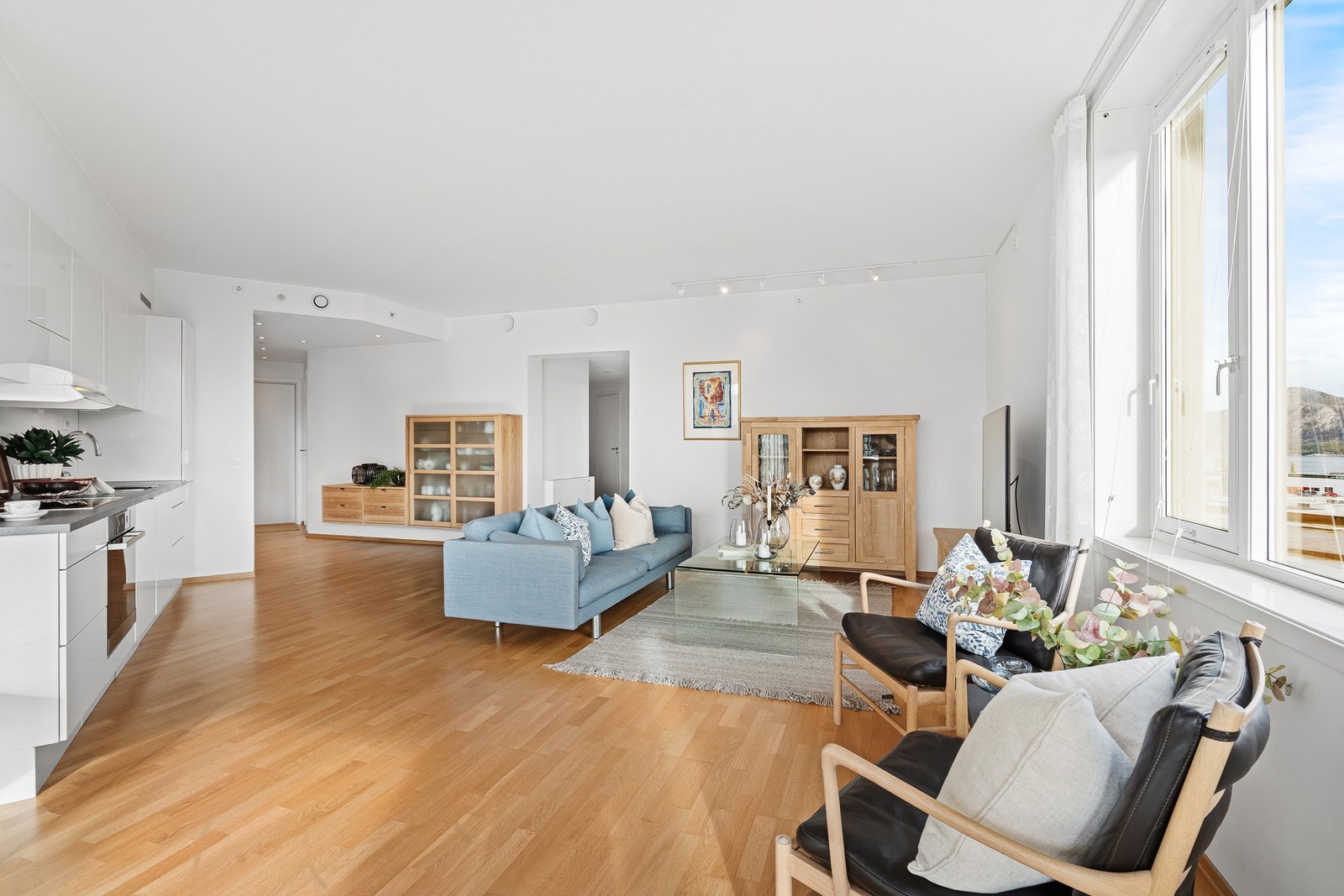 Stue og kjøkken i åpen løsning. Gode møbleringsmuligheter. Galleribilde