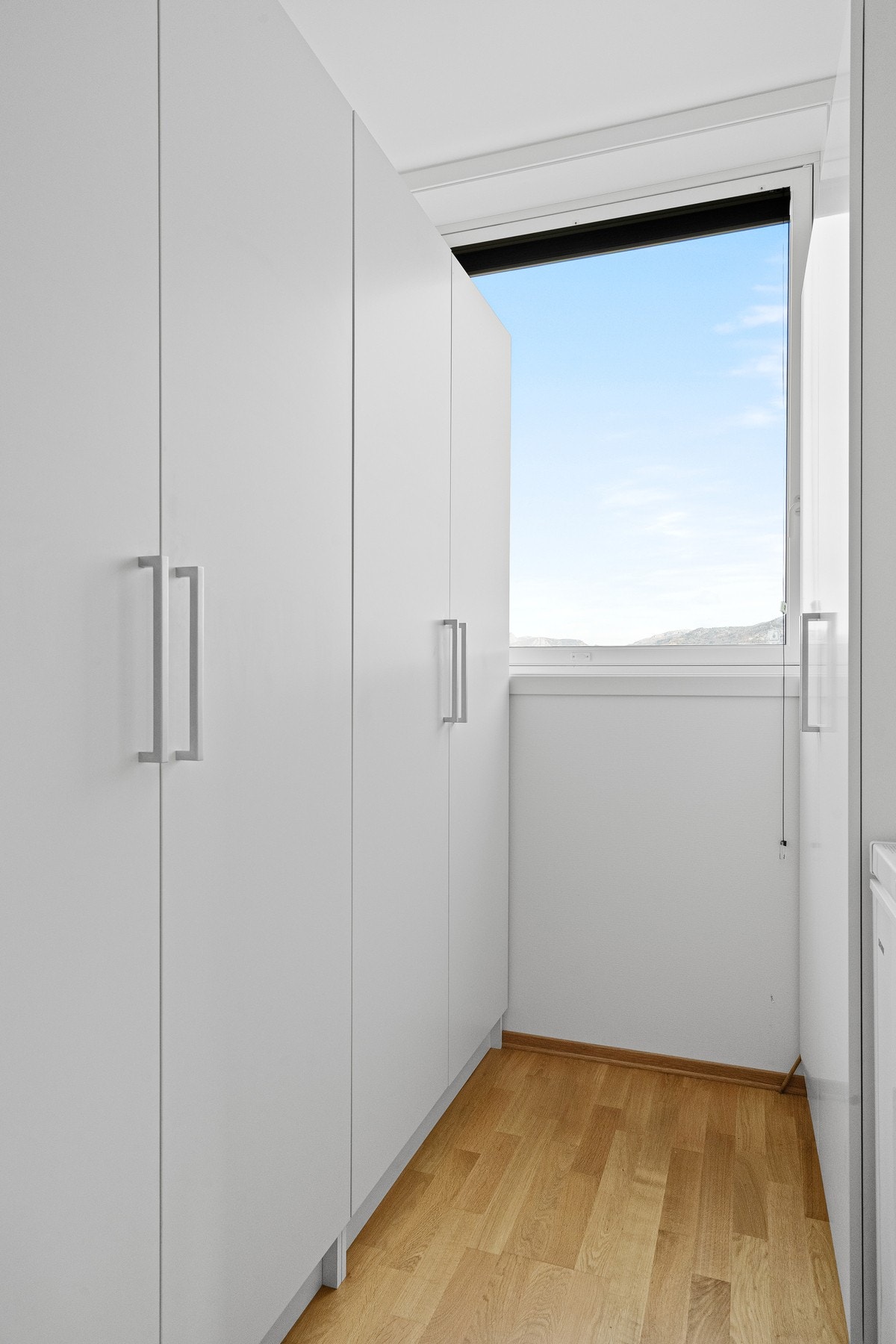 Innvendig bod med praktisk oppbevaringsplass. Det er også bod nede i parkeringsanlegget. Galleribilde