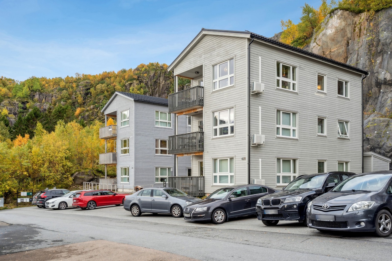 Fasade, leiligheten ligger øverst i nærmeste boligblokk Galleribilde