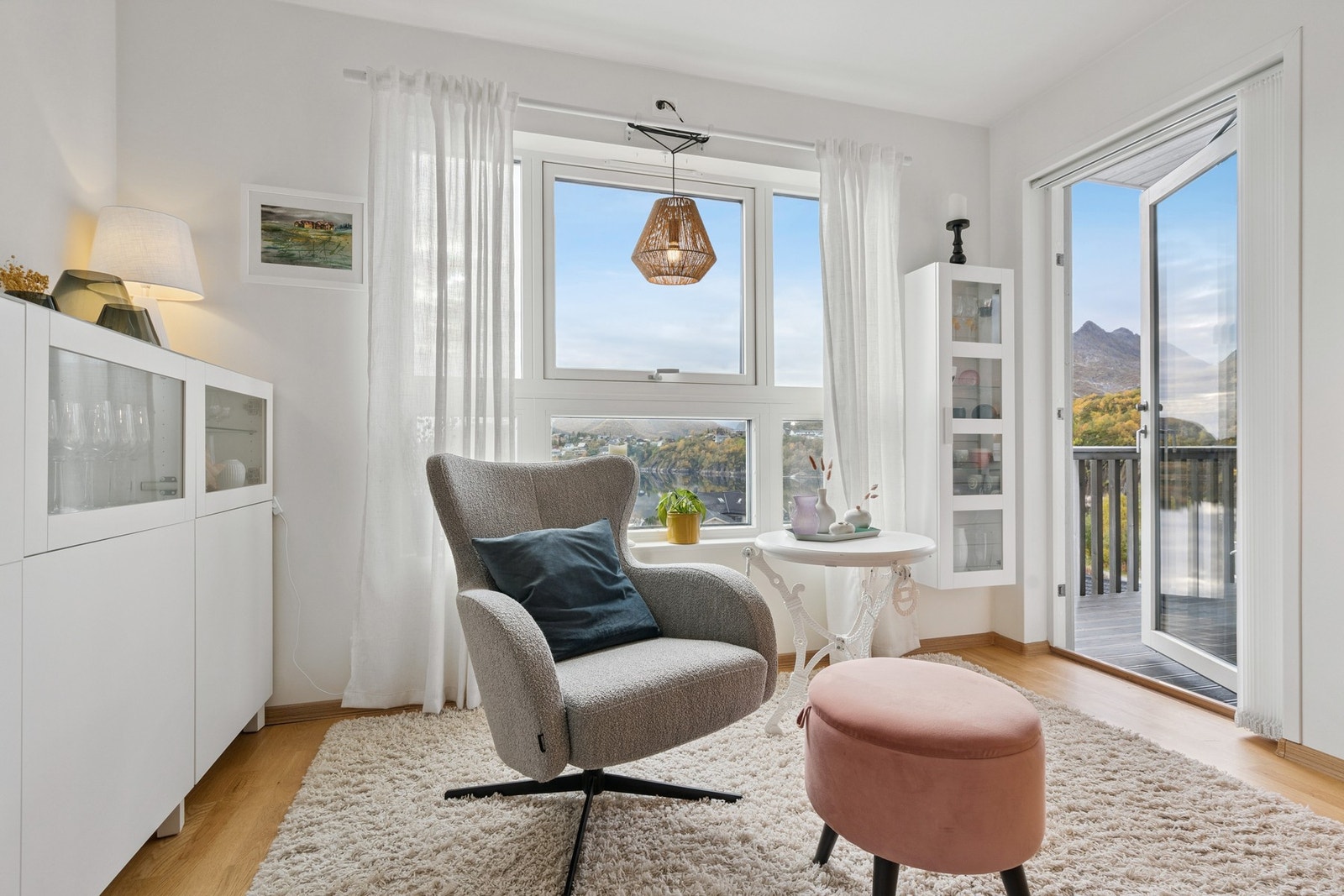 Fra stuen er det utgang til balkong Galleribilde