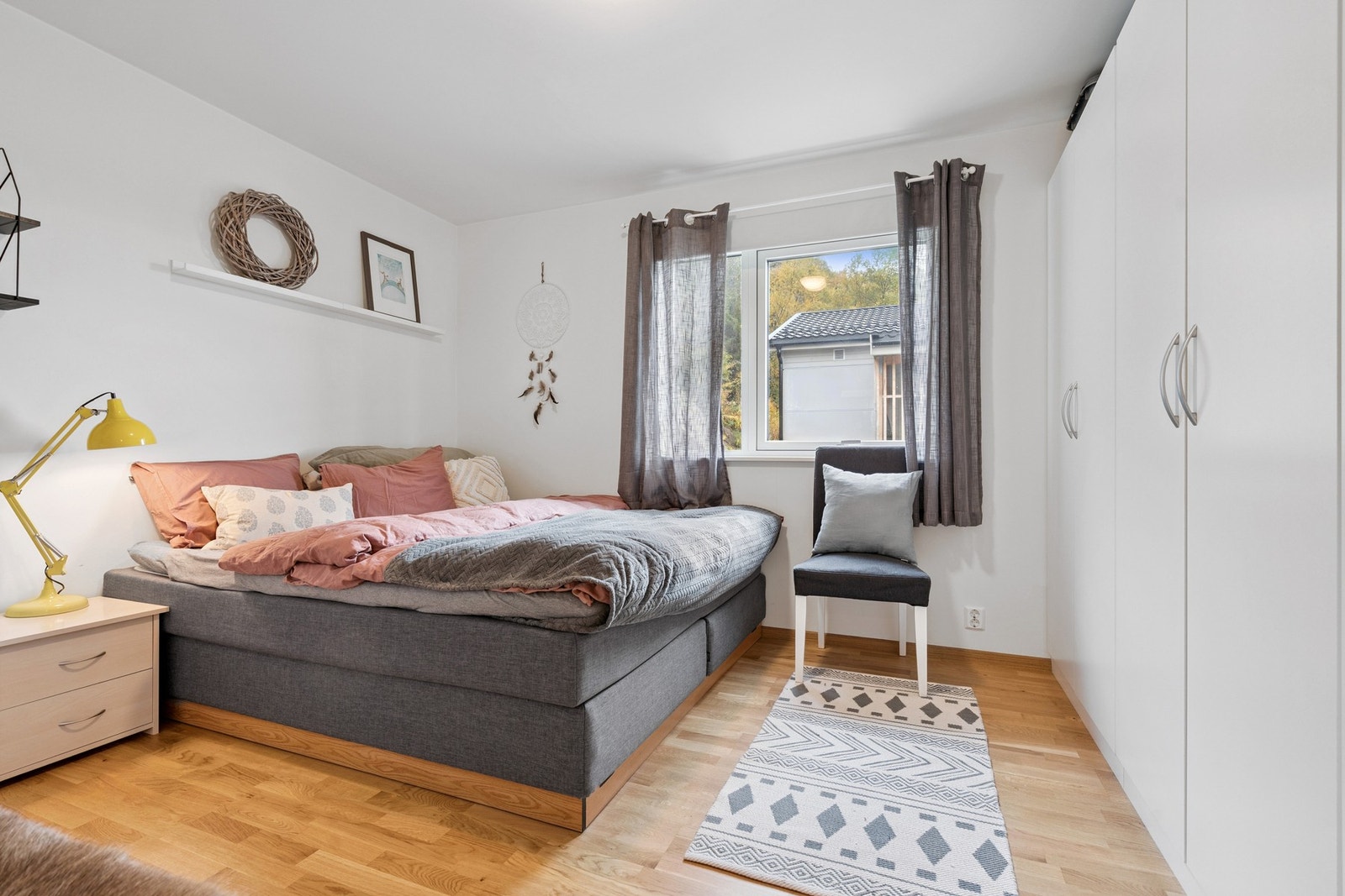 Soverom 1 med god garderobeplass Galleribilde