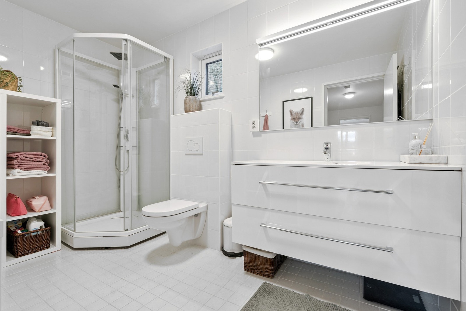 Pent bad/vaskerom med fliser på vegger og gulv Galleribilde