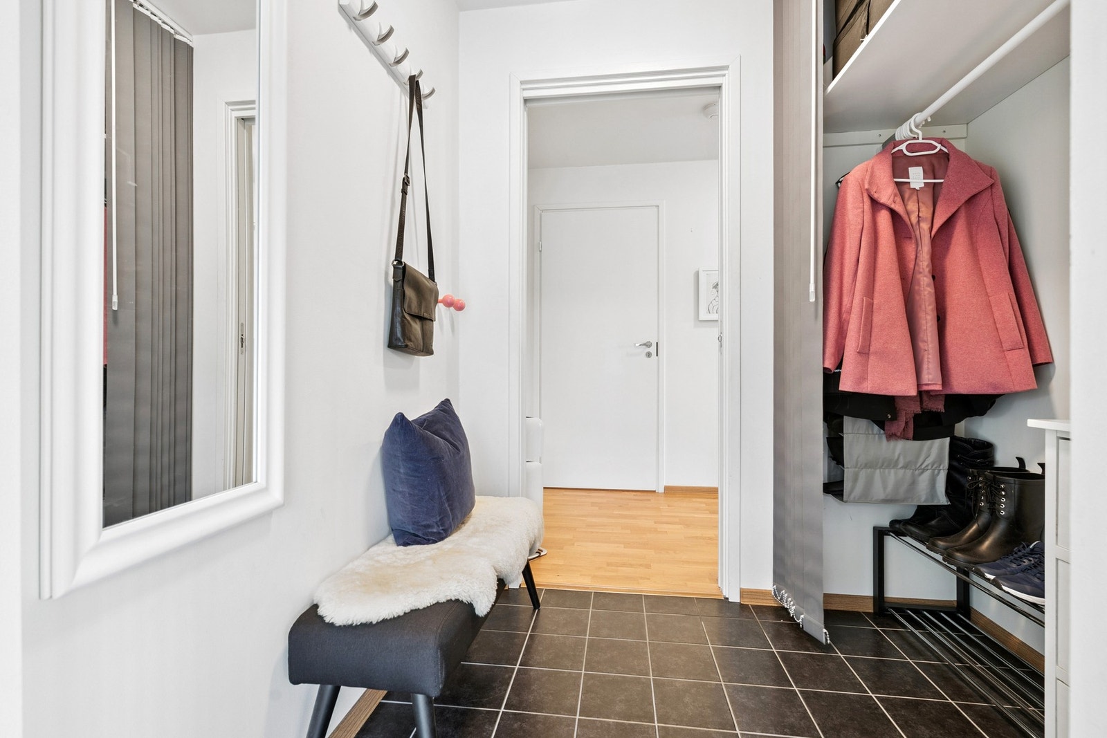 Entré, det er varmekabler i gulvet Galleribilde