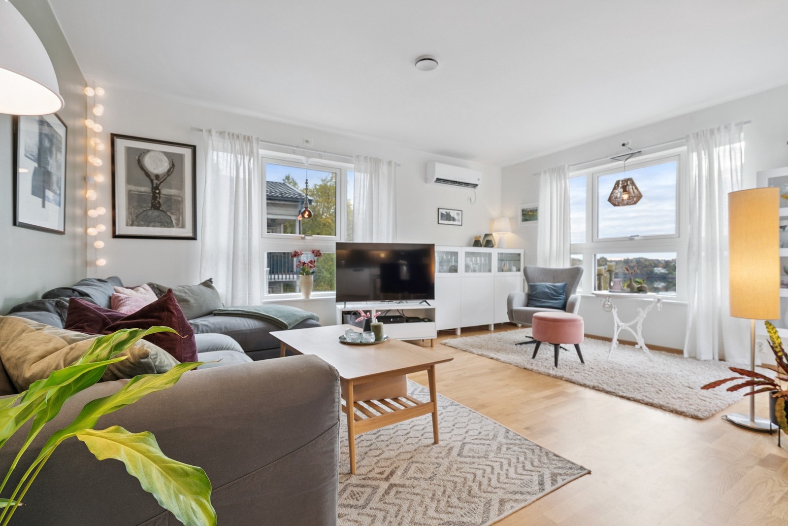 Stuen har godt med vinduer for vakker utsikt og lysinnslipp Galleribilde