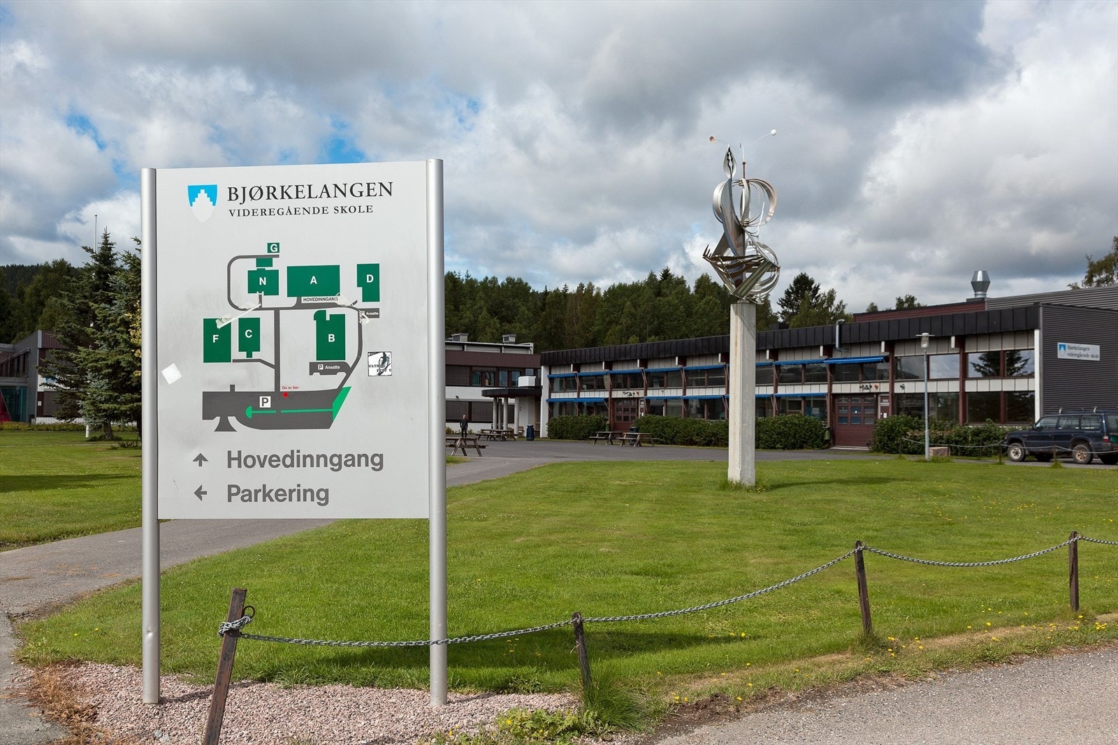 Bjørkelangen videregående skole. Det er gangavstand fra tomten Galleribilde