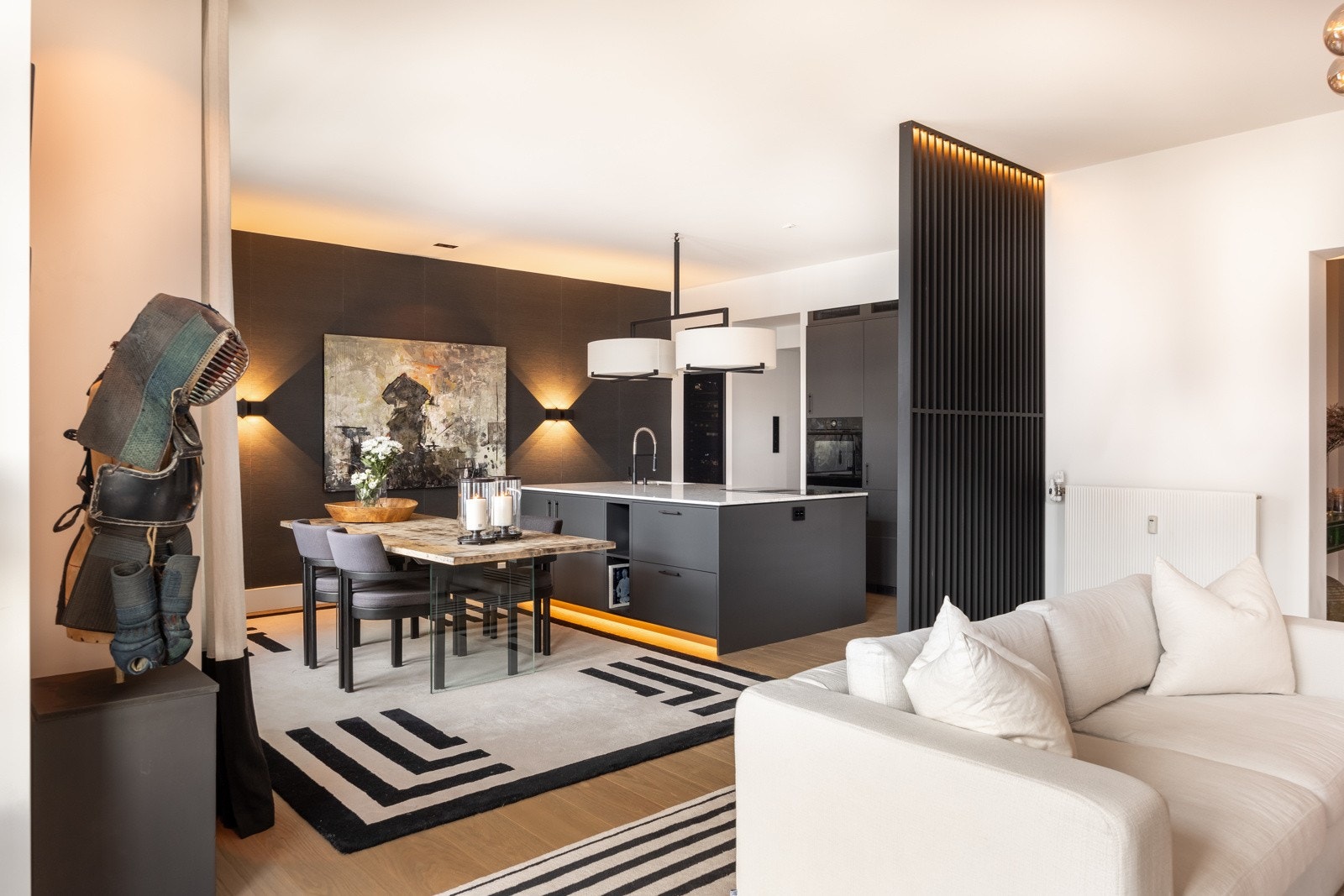 Leilighet ble totalrenovert i 2021 og fremstår med svært høy standard. Galleribilde