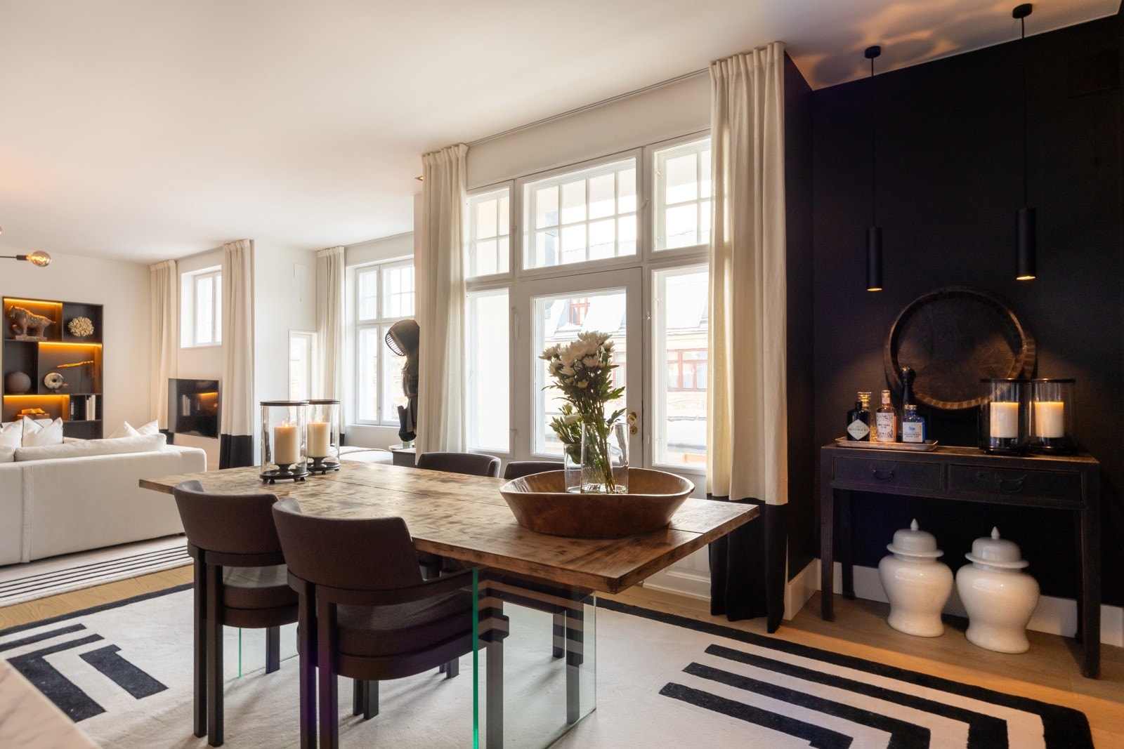 Det er lagt stor fokus på god planløsning, kvalitetsmaterialer, smarte løsninger og sømløse overganger. Galleribilde