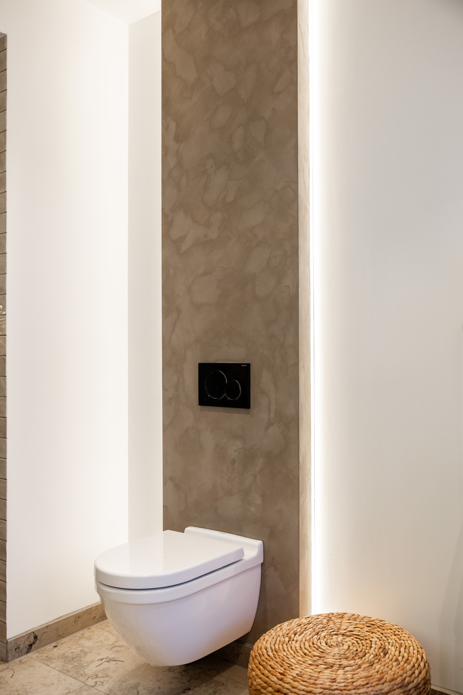 Vegghengt toalett. Galleribilde