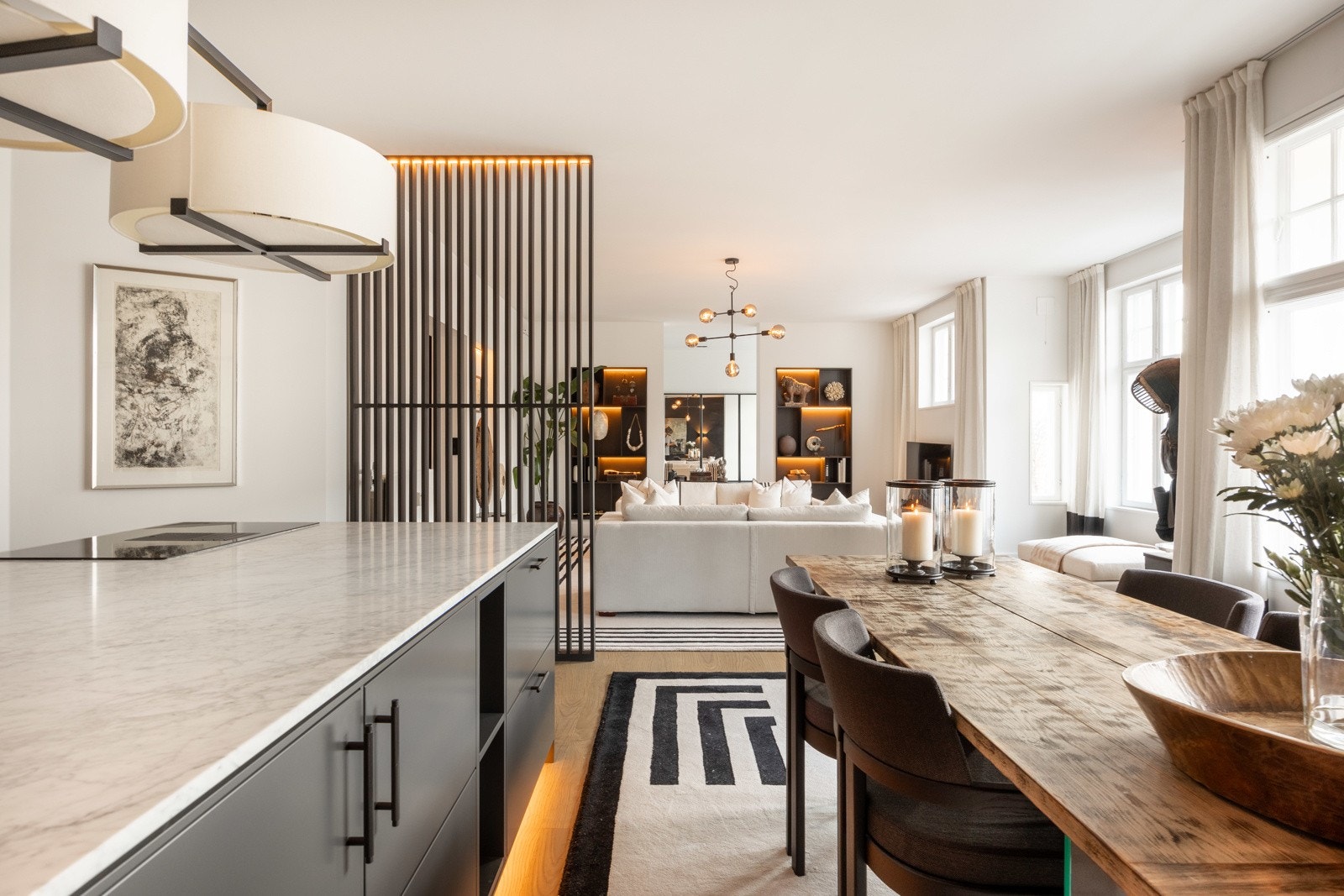 Stuen/spisestuen er et lyst og lekkert oppholdsrom med store vindusflater som slipper inn rikelig med naturlig lys. Galleribilde