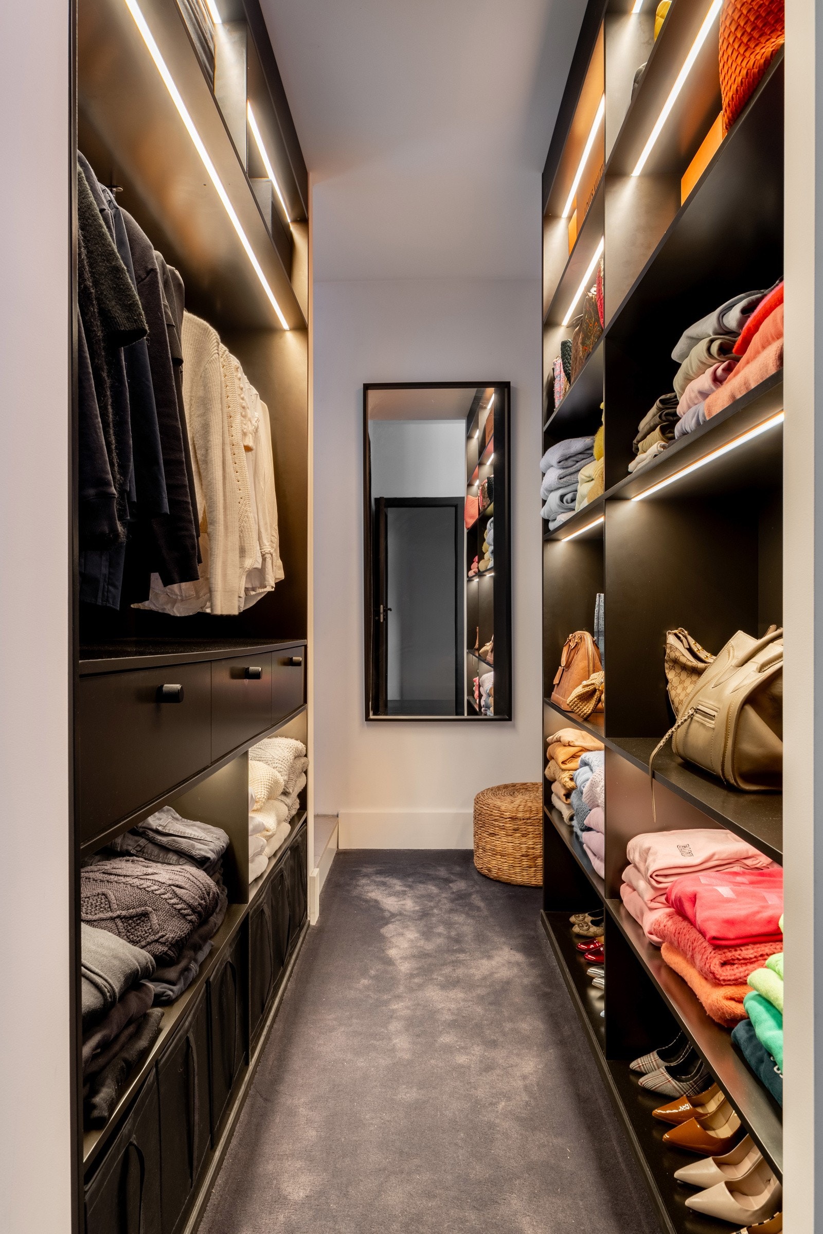 Walk-in garderobe med rikelig av plass for klær og annet tilbehør. Galleribilde