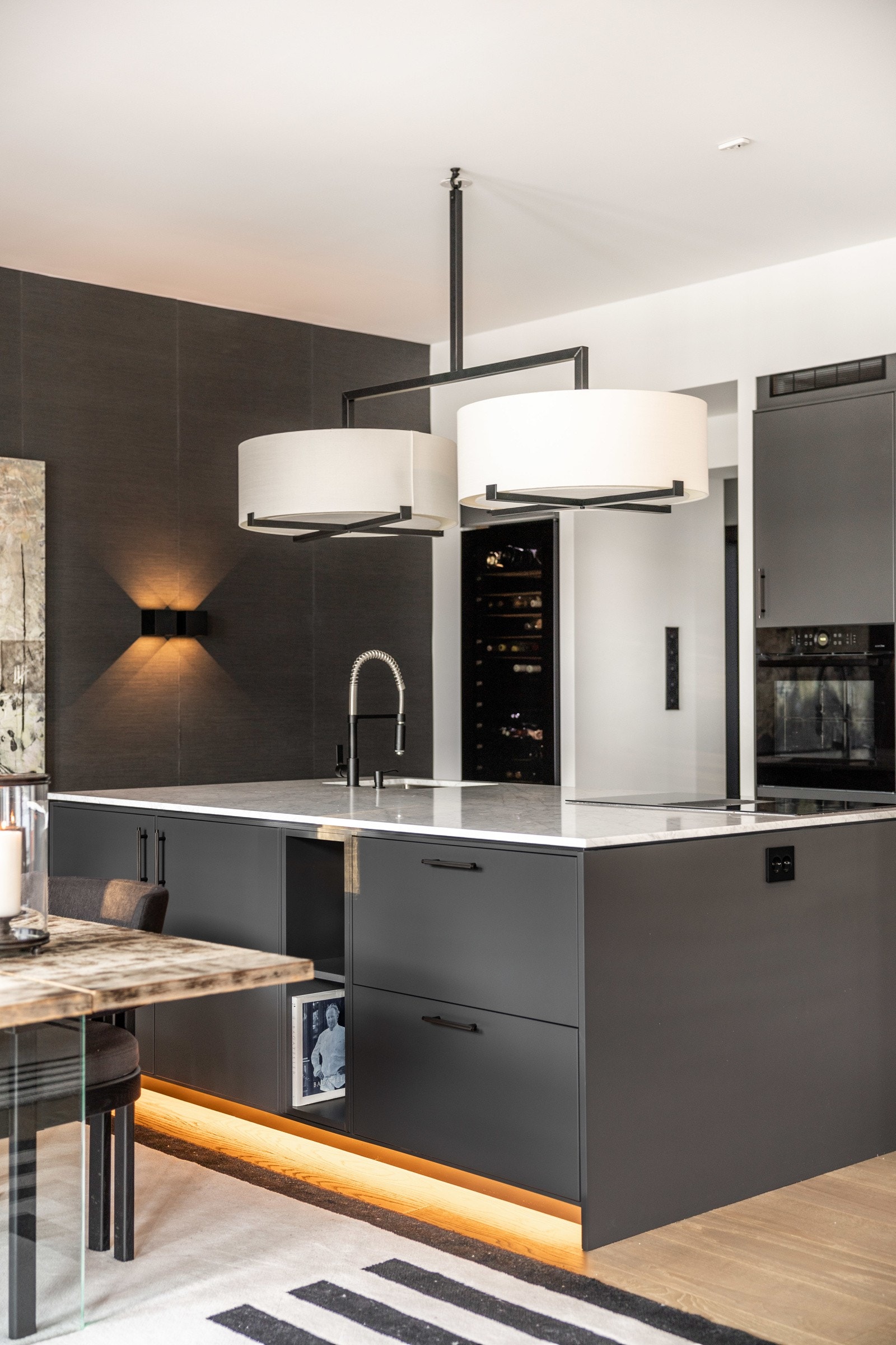 Fantastisk lekkert kjøkken fra Ballingsløv med en stor kjøkkenøy midt i, belagt med Carrara marmor benkeplate fra NSM AS. Galleribilde