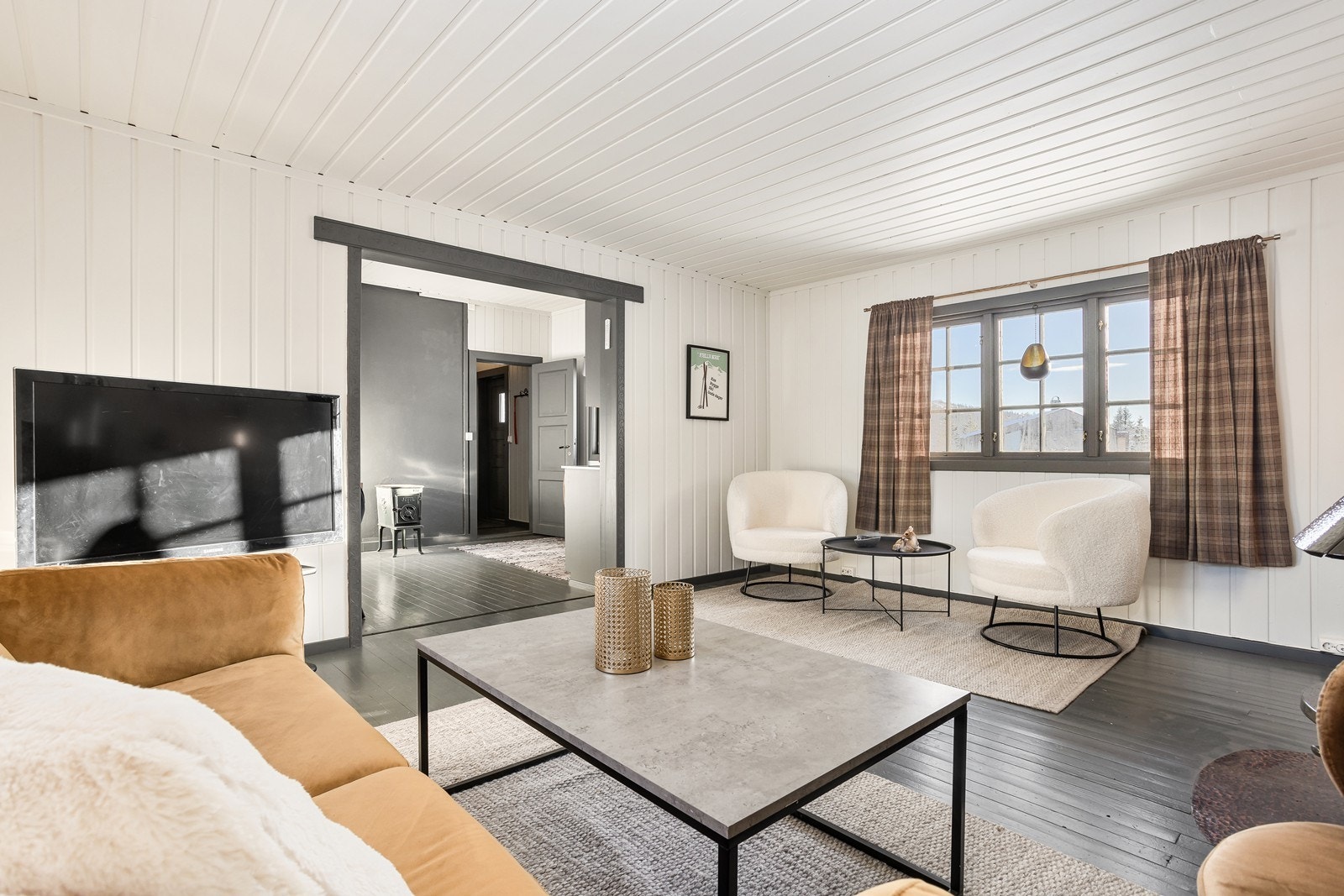 Det er rikelig med lysinnslipp fra to sider, som skaper et lyst og trivelig rom. Galleribilde