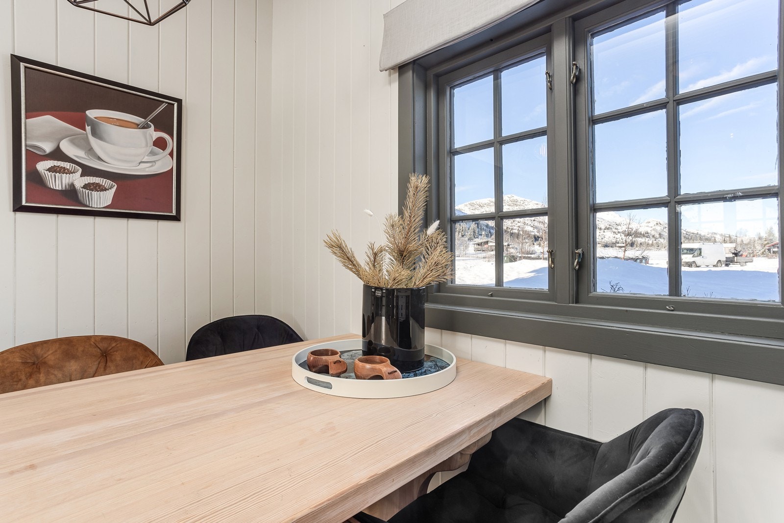 Det er også plass til spisebord ved vinduet. Galleribilde