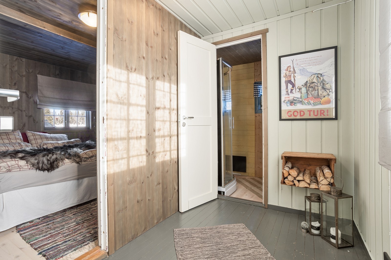 Mellomgangen leder inn til innredet rom og toalettrom/stellerom. Galleribilde