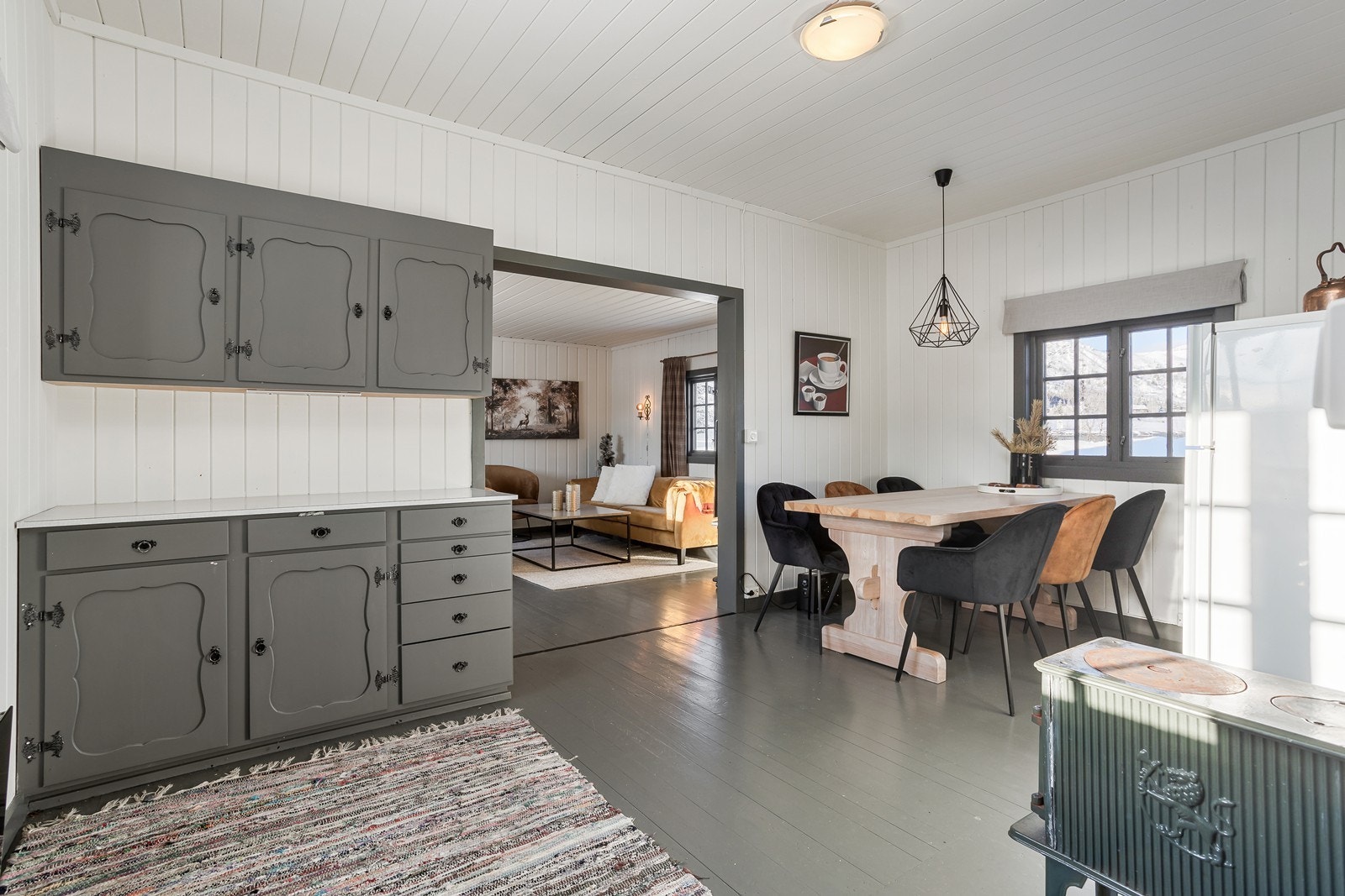 Videre kommer man inn på kjøkkenet som har grå, profilerte fronter og en benkeplate i laminat. Galleribilde