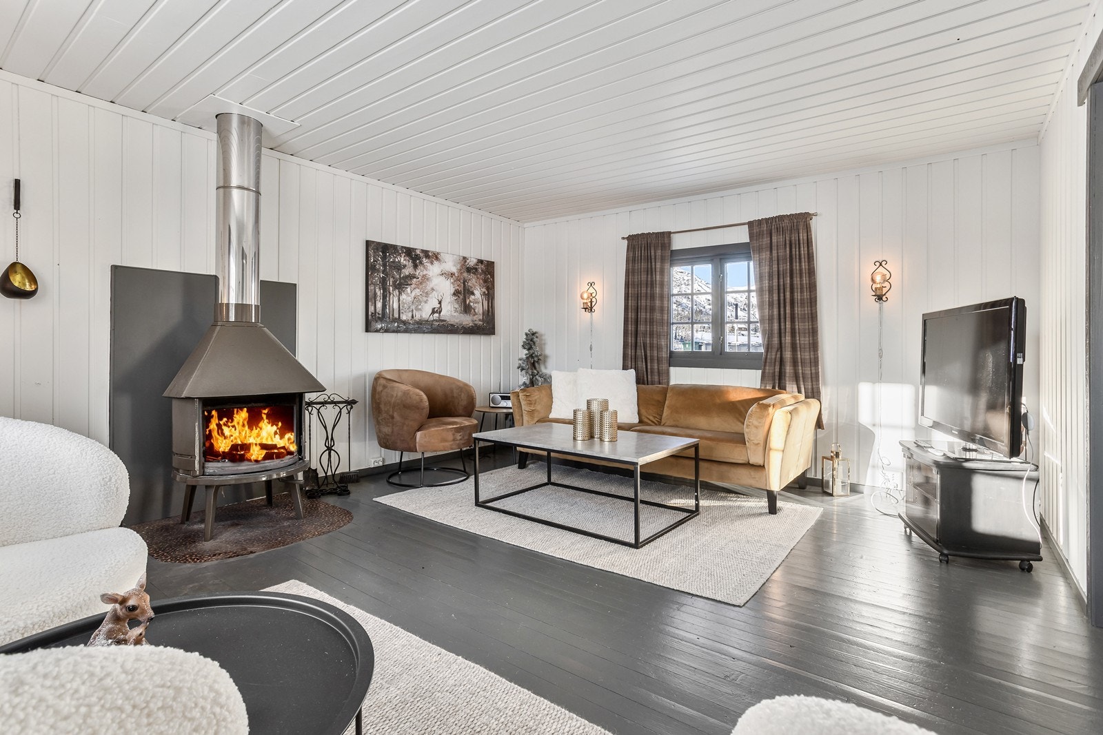 Stuen er lys og luftig, malt i lyse farger med kontrastfarge på listene. Galleribilde