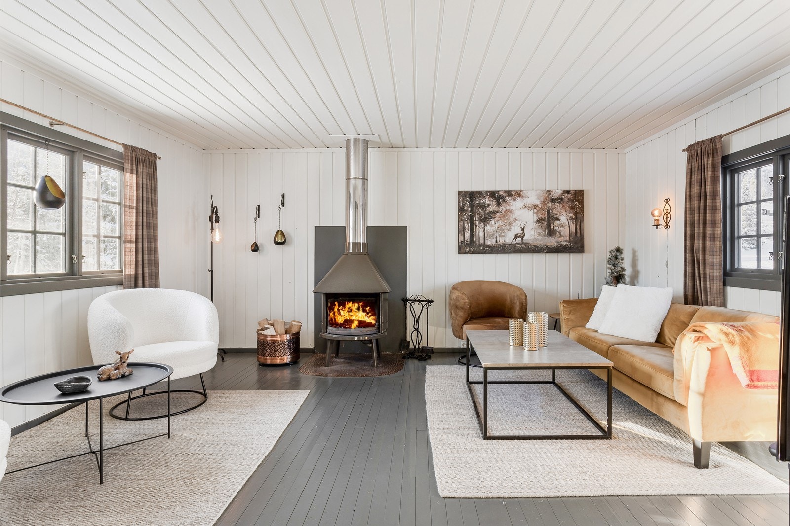 Rommet har en vedovn som gir koselig varme, og god plass til en hyggelig sittegruppe. Galleribilde