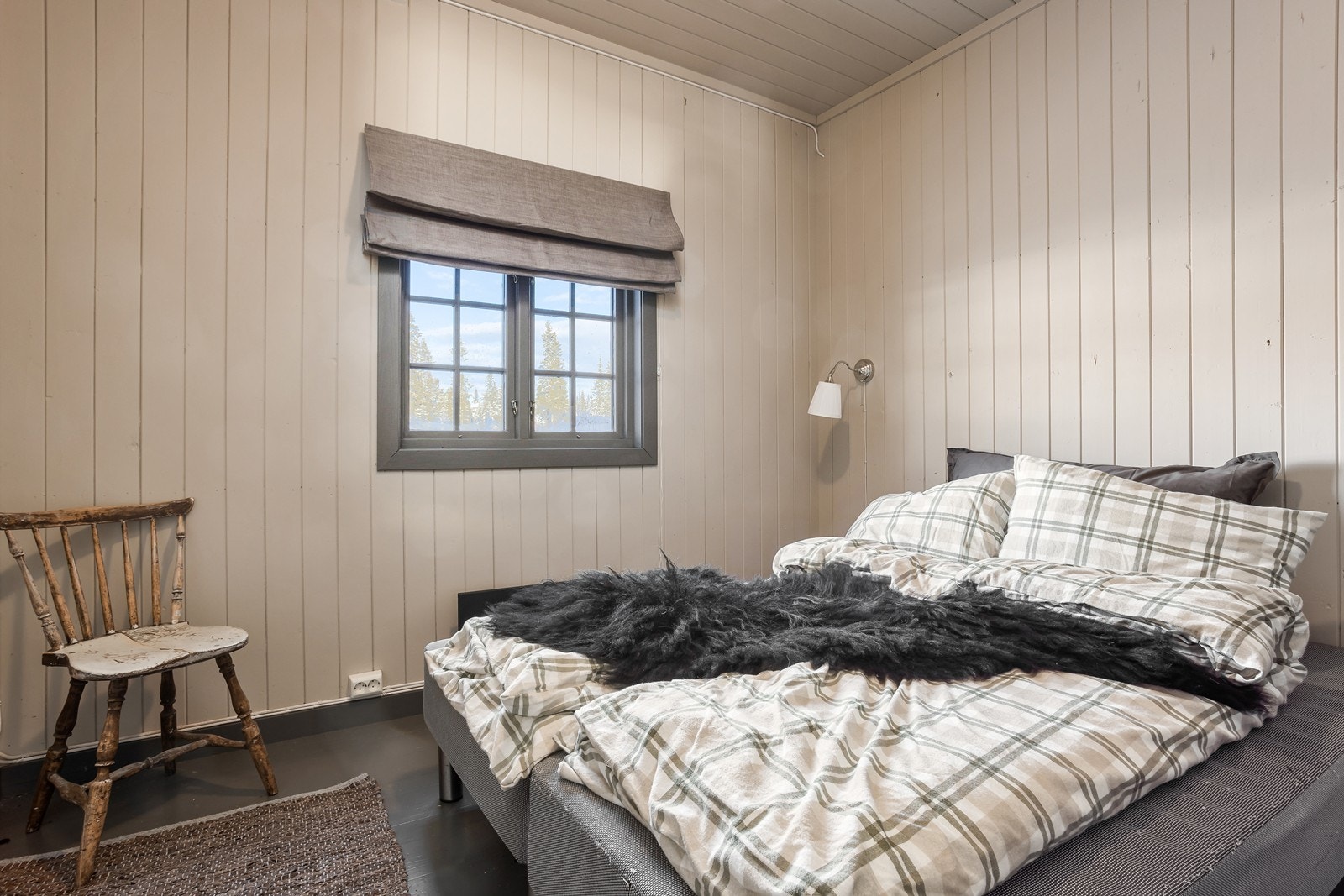 Hytta har i dag ett godkjent soverom, hvor man har plass til en dobbeltseng samt oppbevaringsmøbler. Galleribilde