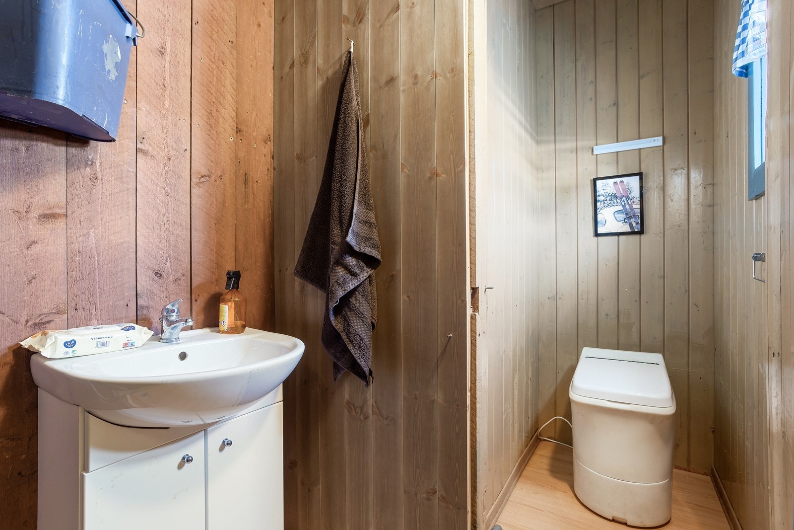 Videre har man et Cinderella-toalett. Det gjøres oppmerksom på at dette ikke er et våtrom og at rommet ikke er godkjent som rom for varig opphold. Galleribilde