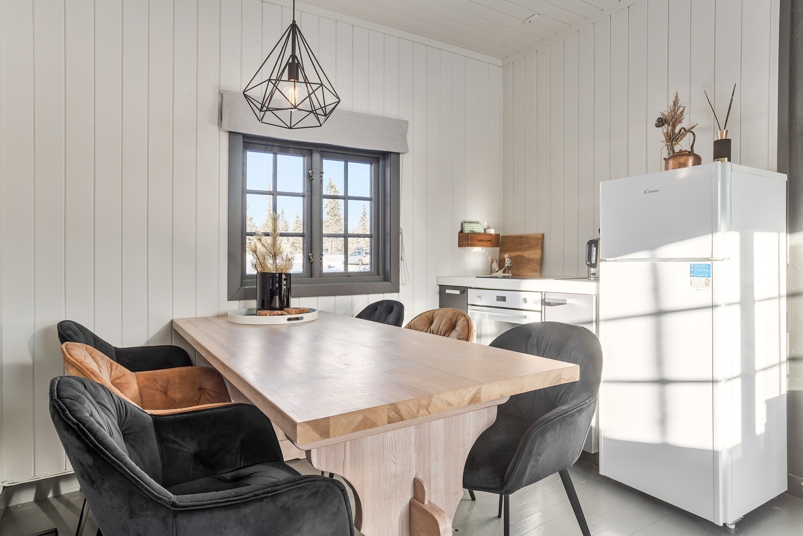 Rommet er av god størrelse og har avsatt plass til hvitevarer som koketopp, komfyr og kjøleskap. Galleribilde