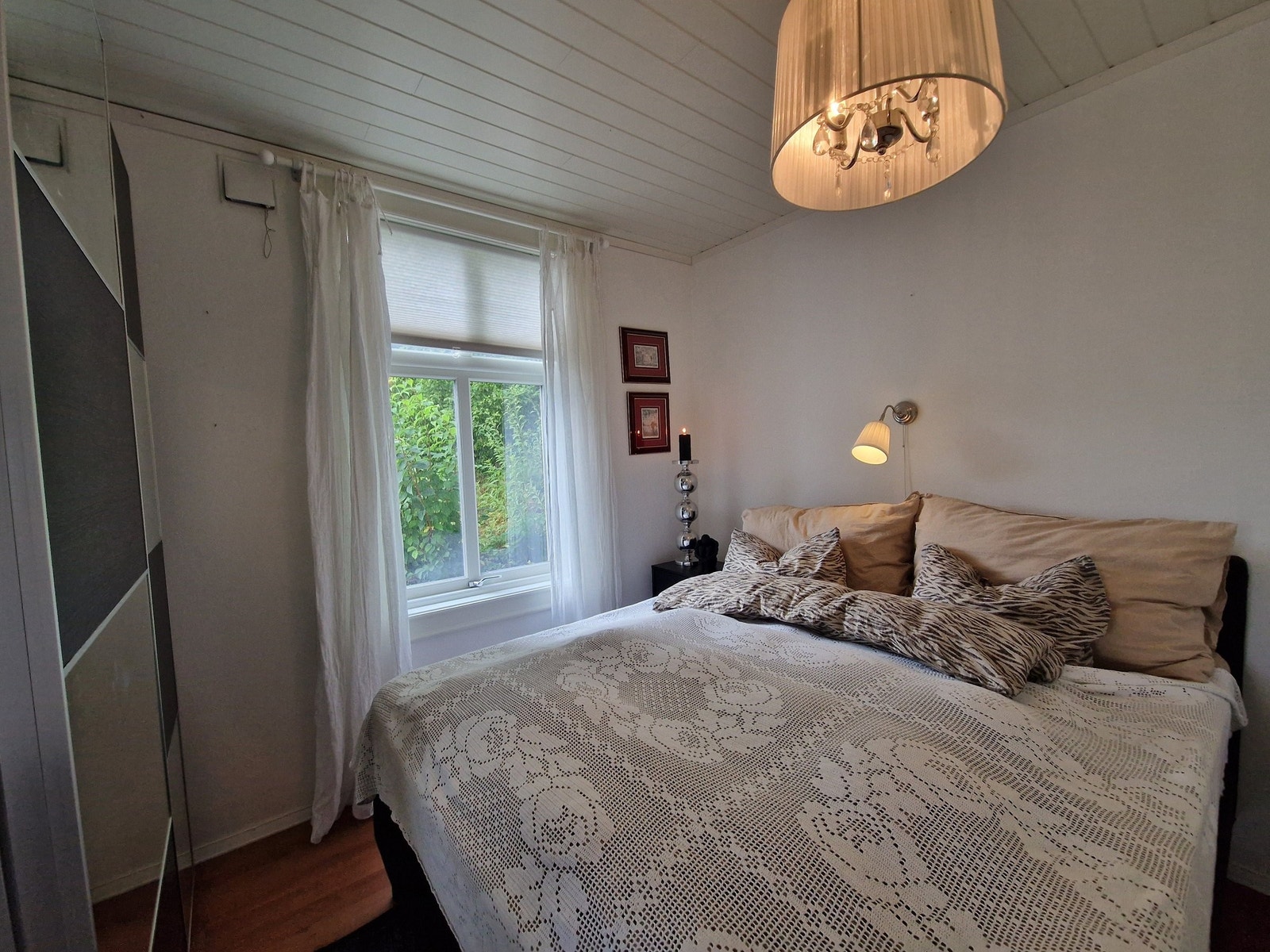 Soverom i rolige omgivelser. Walk in garderobe samt et garderobeskap ved fotenden av sengen. Galleribilde