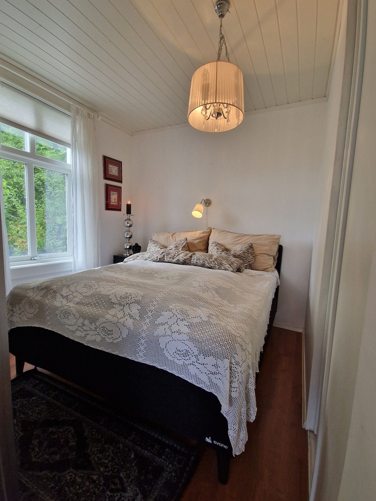Soverom i rolige omgivelser. Walk in garderobe til høyre i bildet, samt et garderobeskap ved fotenden av sengen. Galleribilde