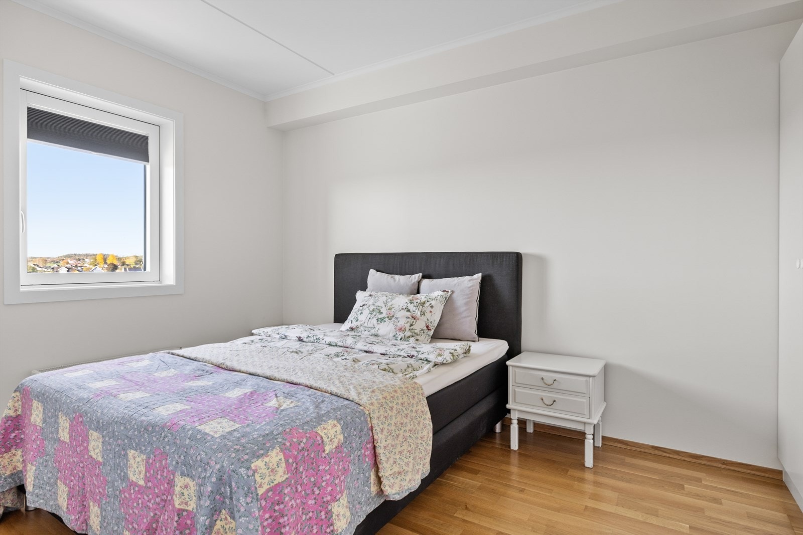 . De lyse flatene og den gode planløsningen skaper en rolig og avslappende stemning - perfekt for en god natts søvn. Galleribilde