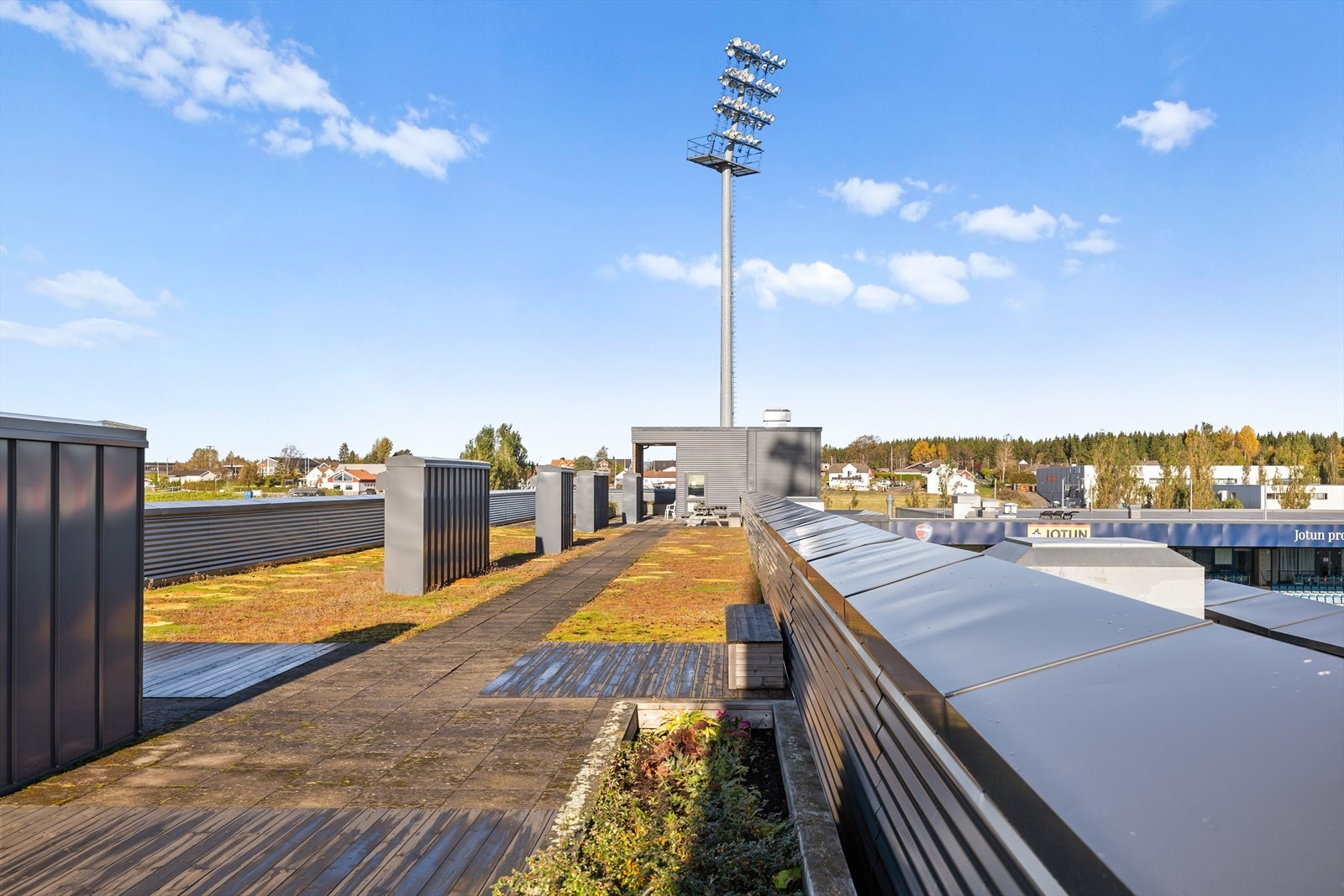 Takterrassen gir en følelse av luksus og fellesskap - et sted der man virkelig kan senke skuldrene, nyte sommerdagene og kjenne på gleden ved å bo akkurat her. Galleribilde