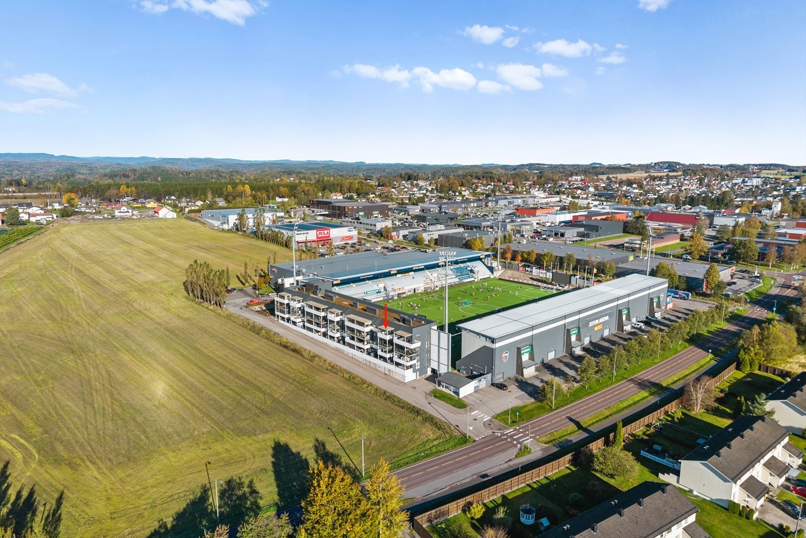 Området rundt stadion byr på et stort og variert servicetilbud. Her finner du blant annet treningssenter, apotek, frisør, post i butikk, blomsterforretning, helsesenter og MENY Arena, en moderne dagligvarebutikk med rikt utvalg for hele familien. Galleribilde