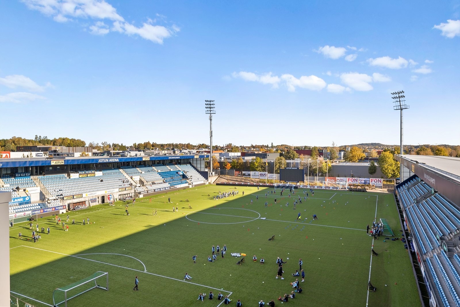 For den fotballinteresserte er beliggenheten rett og slett unik - fra takterrassen kan du faktisk følge Sandefjord fotballs hjemmekamper. Du hører jubelen fra tribunene, kjenner på kampstemningen og får en opplevelse som er helt spesiell. Galleribilde