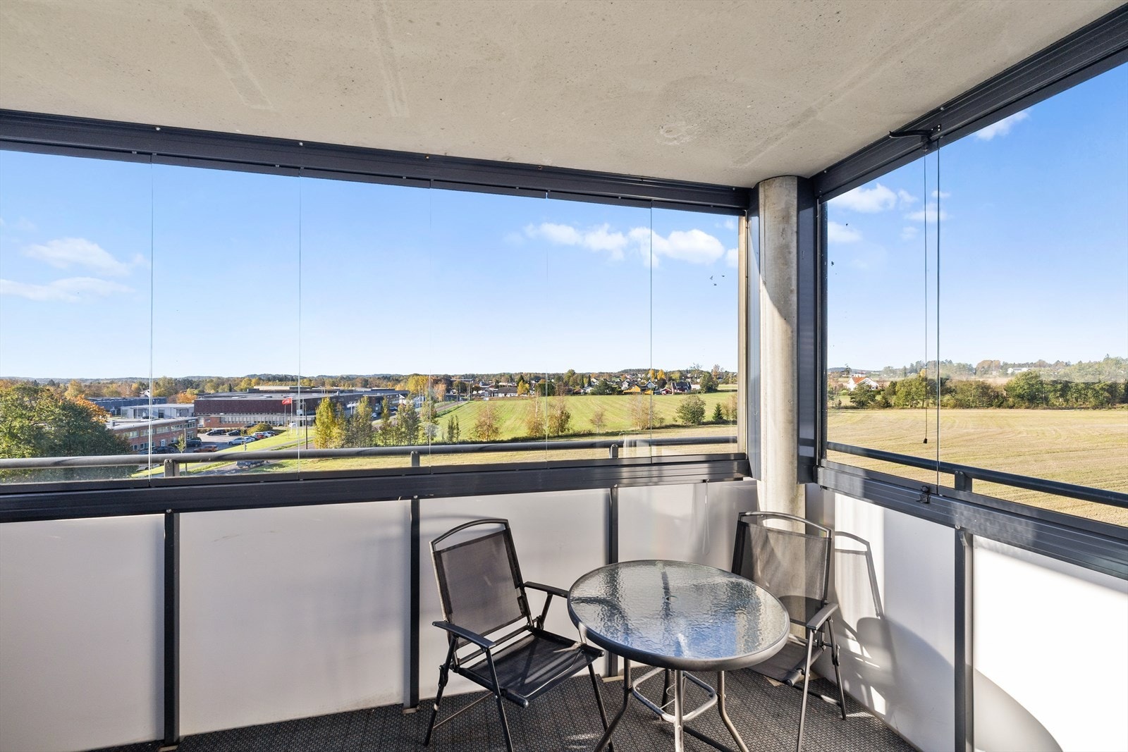 Balkongen blir raskt et av boligens mest brukte rom - et sted der du kan nyte hverdagens små øyeblikk i vakre omgivelser. Galleribilde