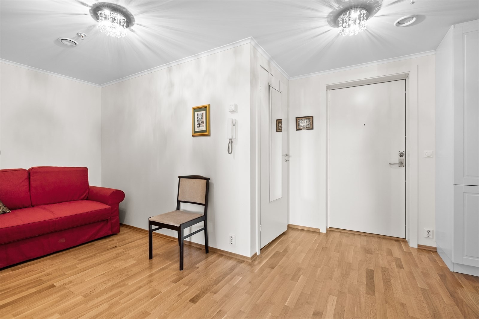 Rommet ved gangen byr på fin plass til både hjemmekontor og en ekstra seng for overnattingsgjester. Her kan du enkelt skape en praktisk og hyggelig arbeidsplass i rolige omgivelser - eller et komfortabelt gjesterom når du får besøk. Galleribilde