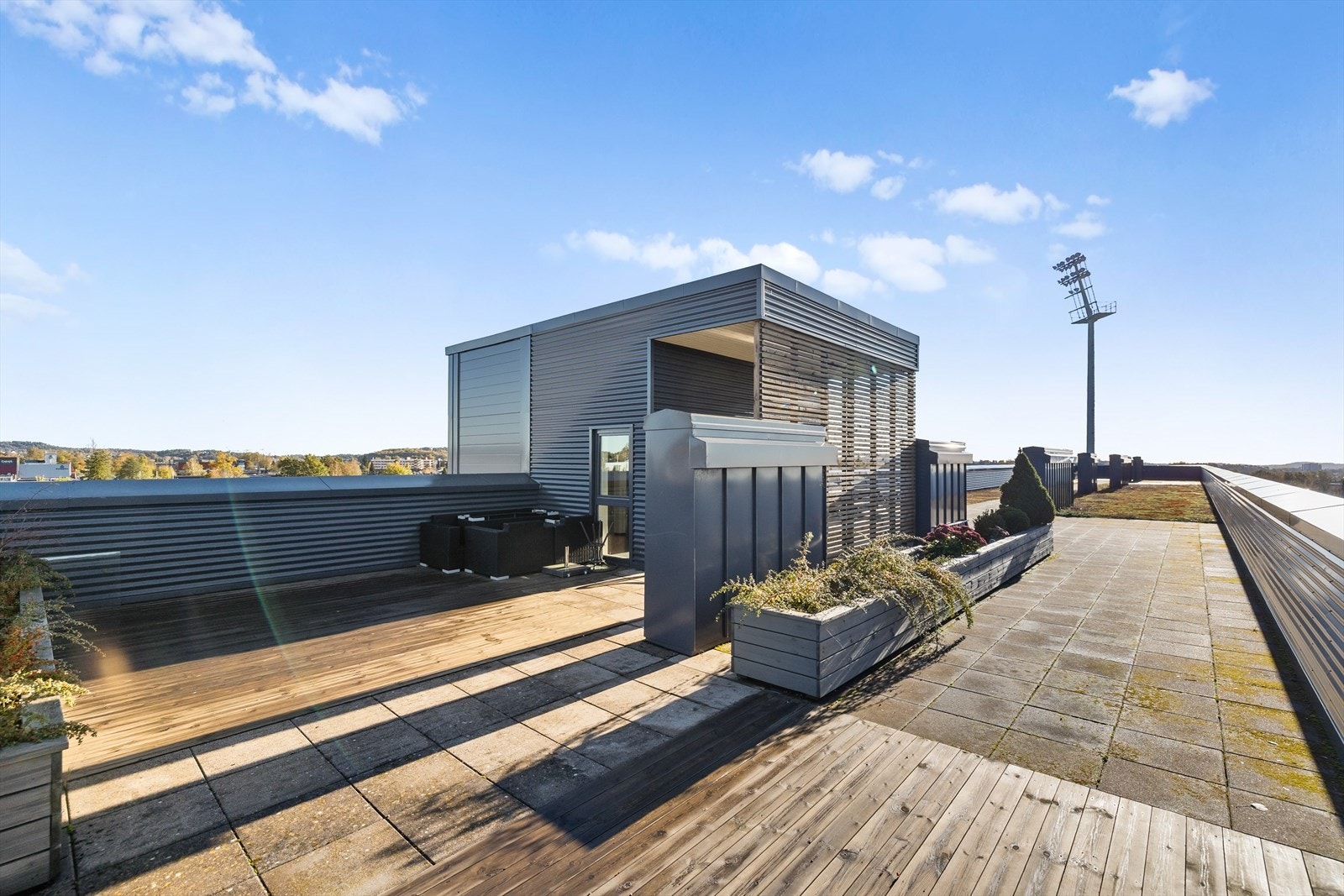 Et av boligprosjektets store høydepunkter er den imponerende felles takterrassen - et sosialt, solrikt og spektakulært uterom som virkelig løfter bomiljøet! Galleribilde