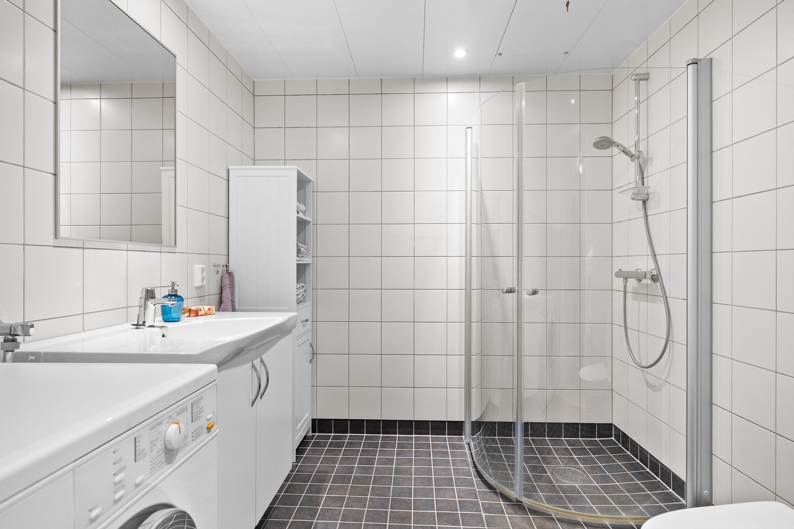 Her er det også opplegg og plass for vaskemaskin, noe som gjør rommet svært praktisk i hverdagen. Galleribilde