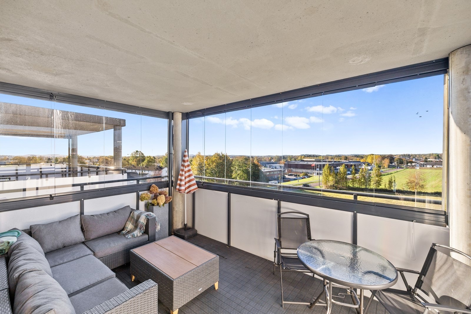 Fra stuen har du direkte utgang til en nydelig, innglasset og solrik balkong som forlenger oppholdsrommet store deler av året. Galleribilde