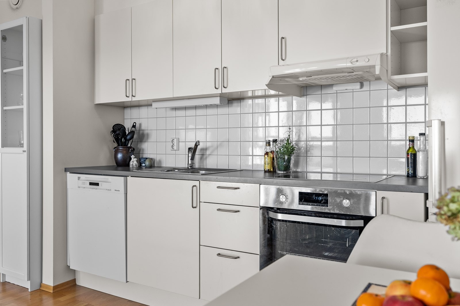 Kjøkkenet er levert av kvalitetsleverandøren Sigdal og fremstår som både funksjonelt, stilrent og tidløst. Her får du en gjennomført innredning med glatte fronter og laminert benkeplate som gir et rent og moderne uttrykk. Galleribilde