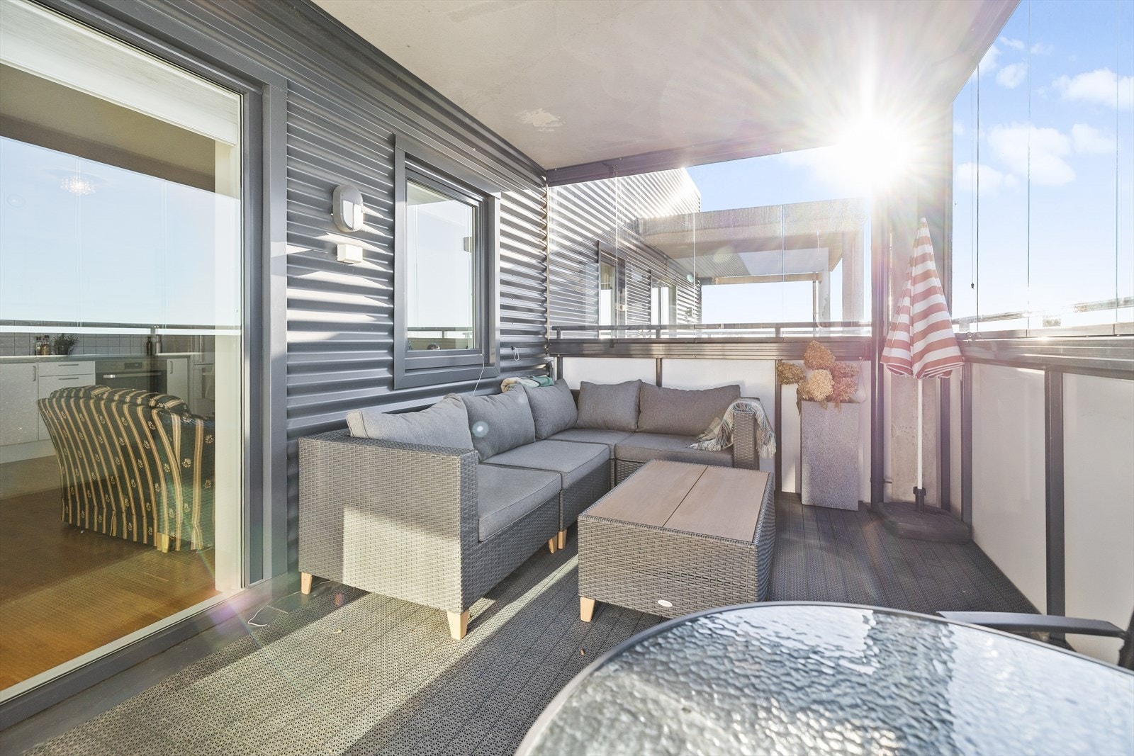 Perfekt for morgenkaffen i ro og fred, en god bok midt på dagen eller et glass vin mens solen går ned. Galleribilde