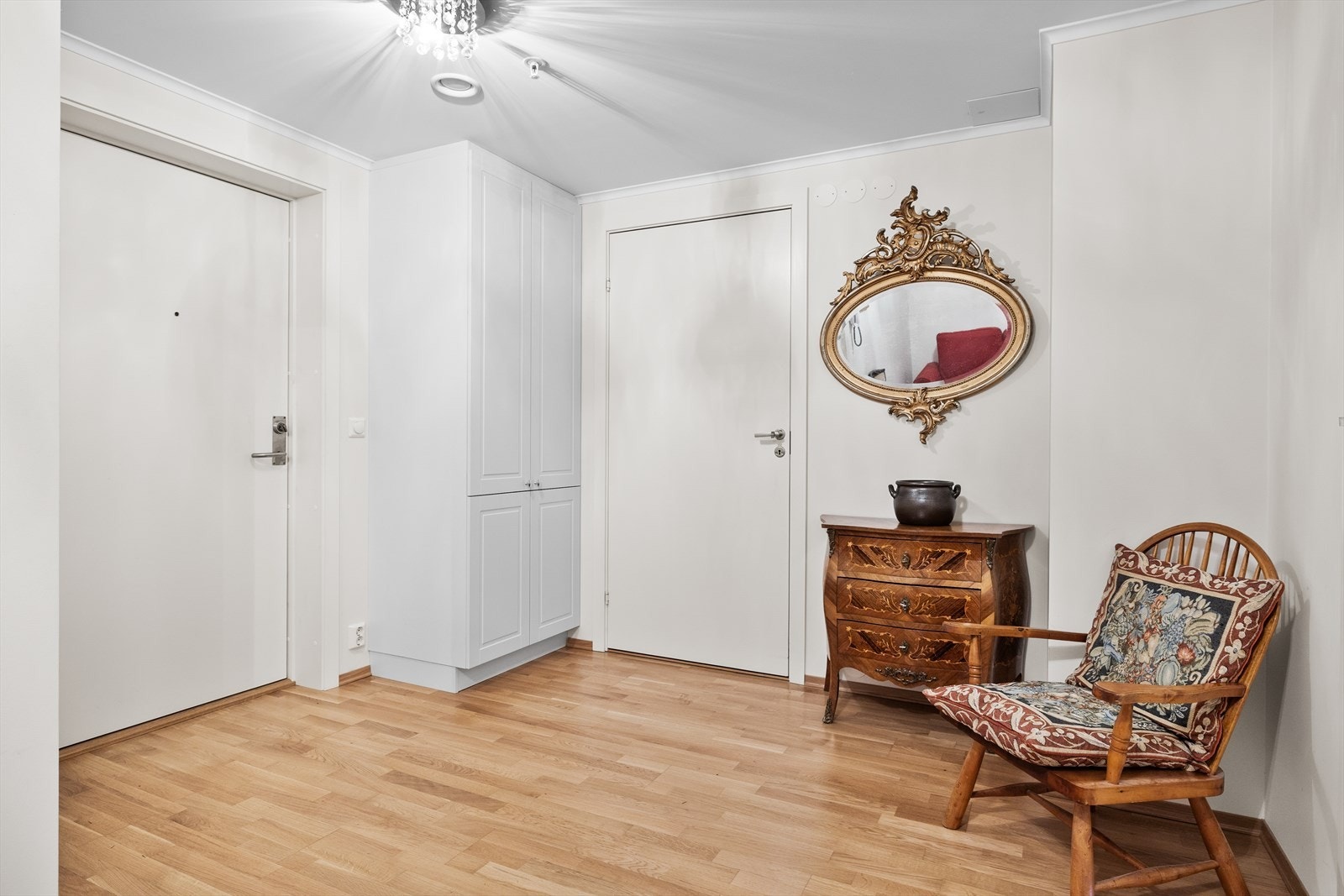 Fra entréen er det tilkomst til en bod, som gir ekstra oppbevaringsmuligheter for alt du ikke ønsker å ha fremme til daglig. Her har du med andre ord alt på ett sted - en innbydende og praktisk start på leiligheten. Galleribilde