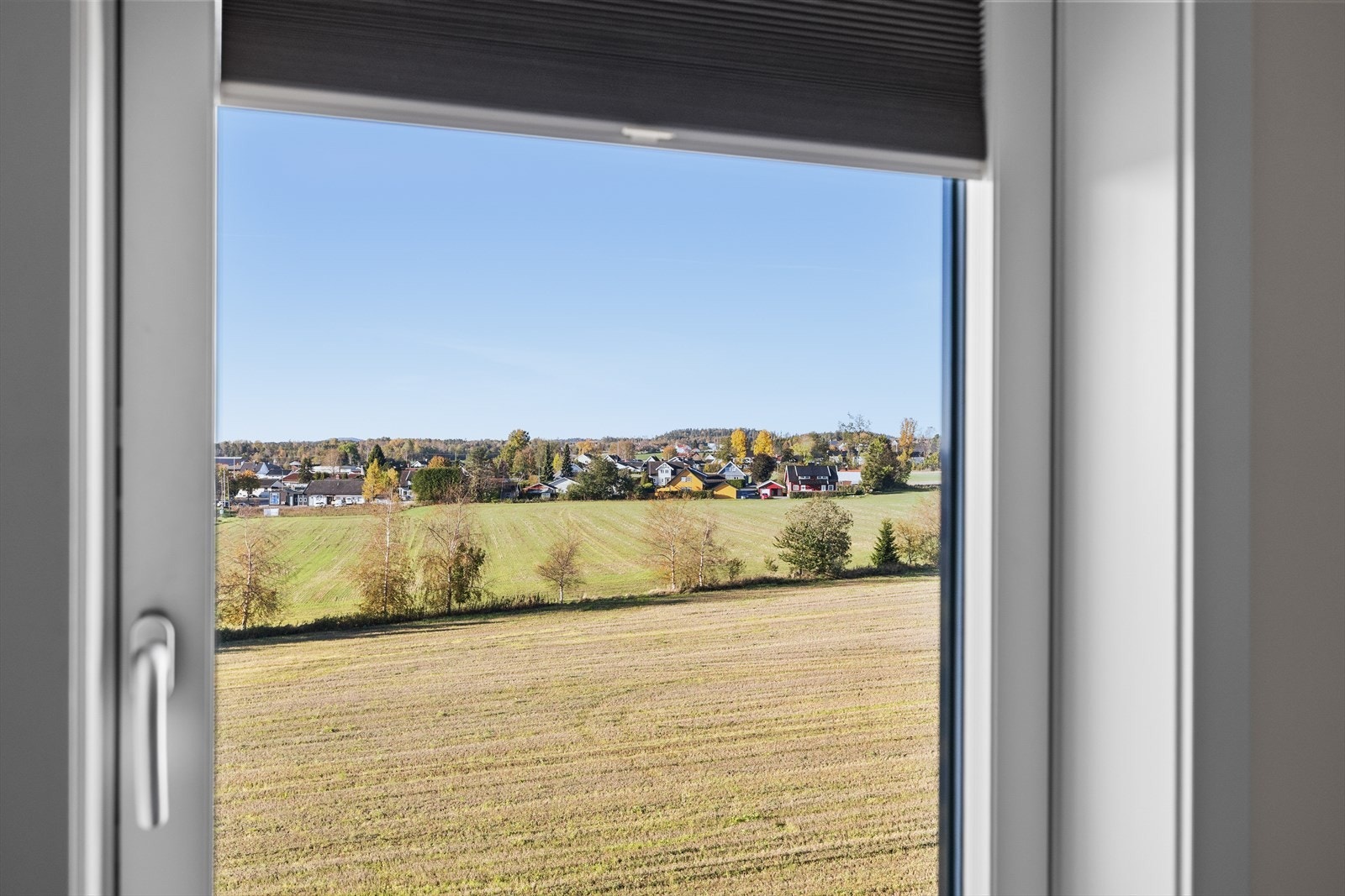 Fra vinduet har du fin utsikt, noe som tilfører rommet en ekstra følelse av luft og lys. Her våkner du til et trivelig skue og får en lun og harmonisk start på dagen. Galleribilde