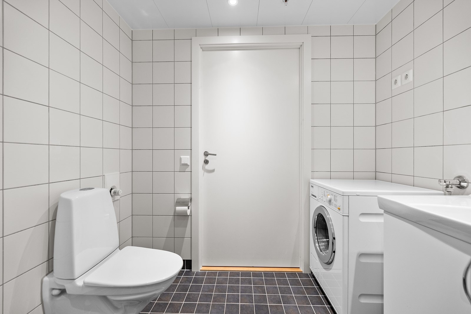 Baderommet er romslig, lyst og innbydende - et velvære-rom som kombinerer både stil og funksjon på en elegant måte. Galleribilde