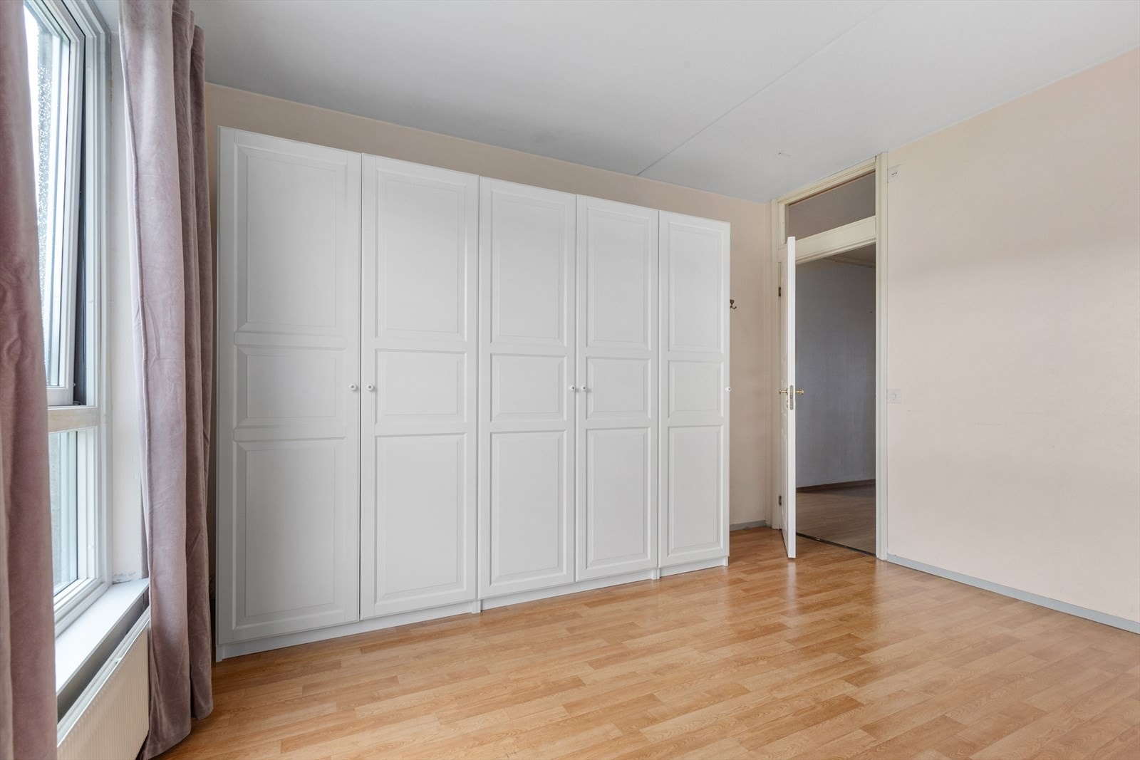 Soverom 1. Stor medfølgende garderobe Galleribilde