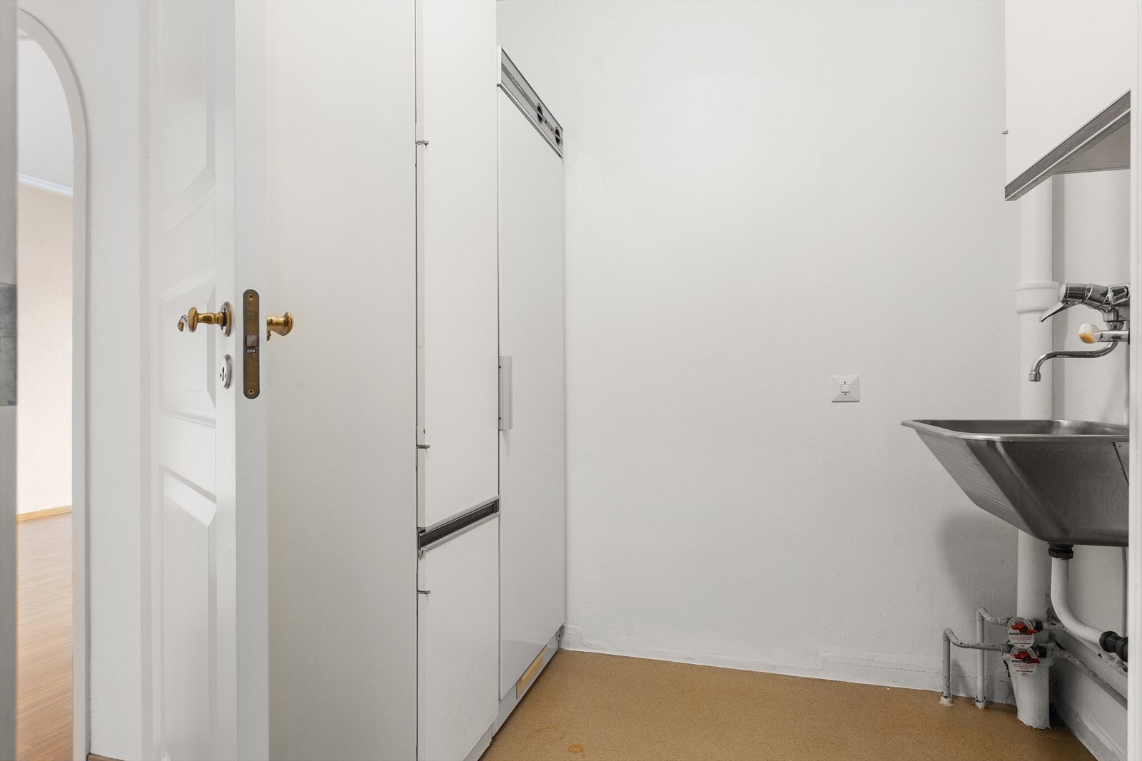 Det er montert skyllekar og opplegg for vaskemaskin. Galleribilde